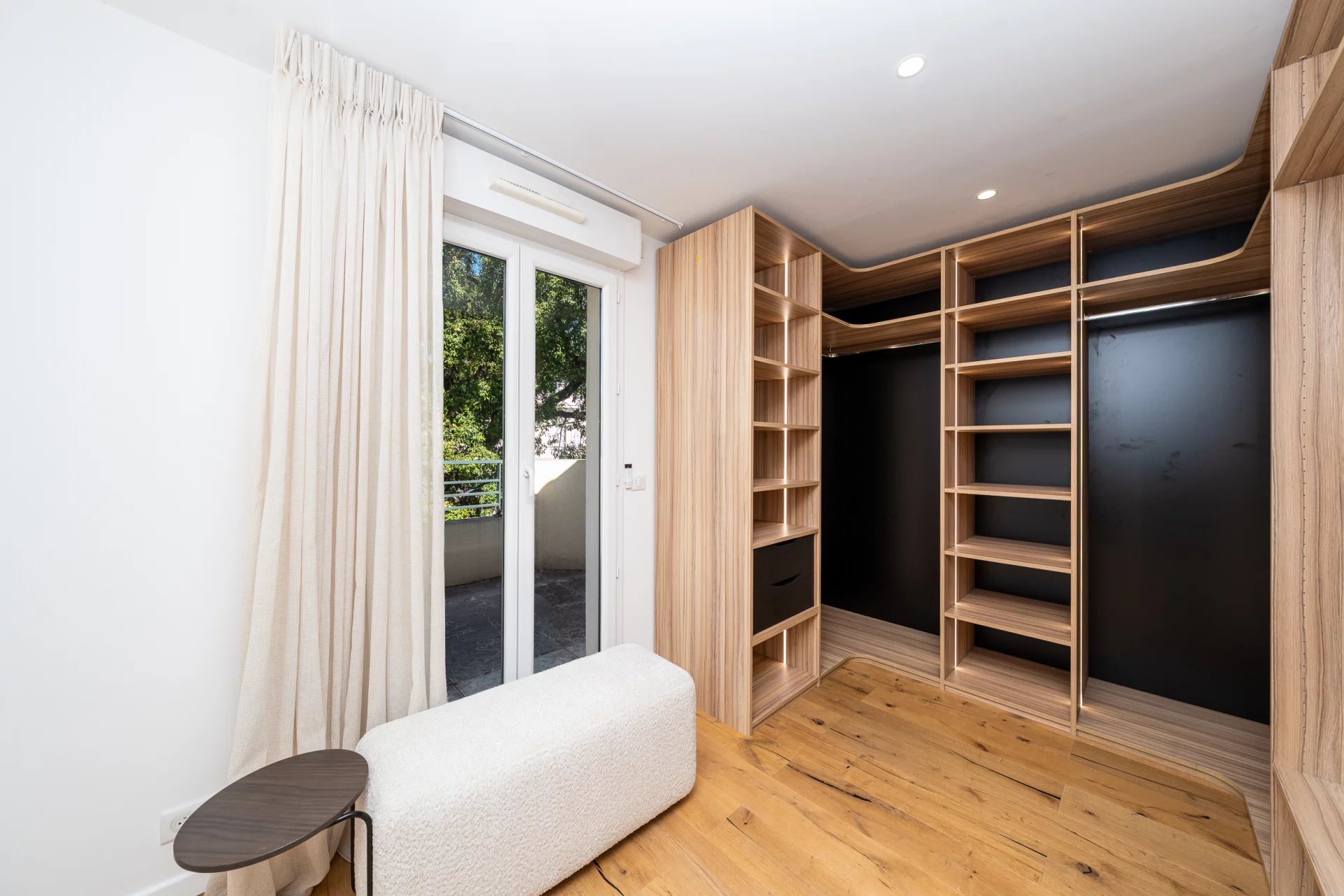 SUPERB PENTHOUSE WITH PANORAMIC SEA VIEW — 3 GARAGES — CANNES CENTRE