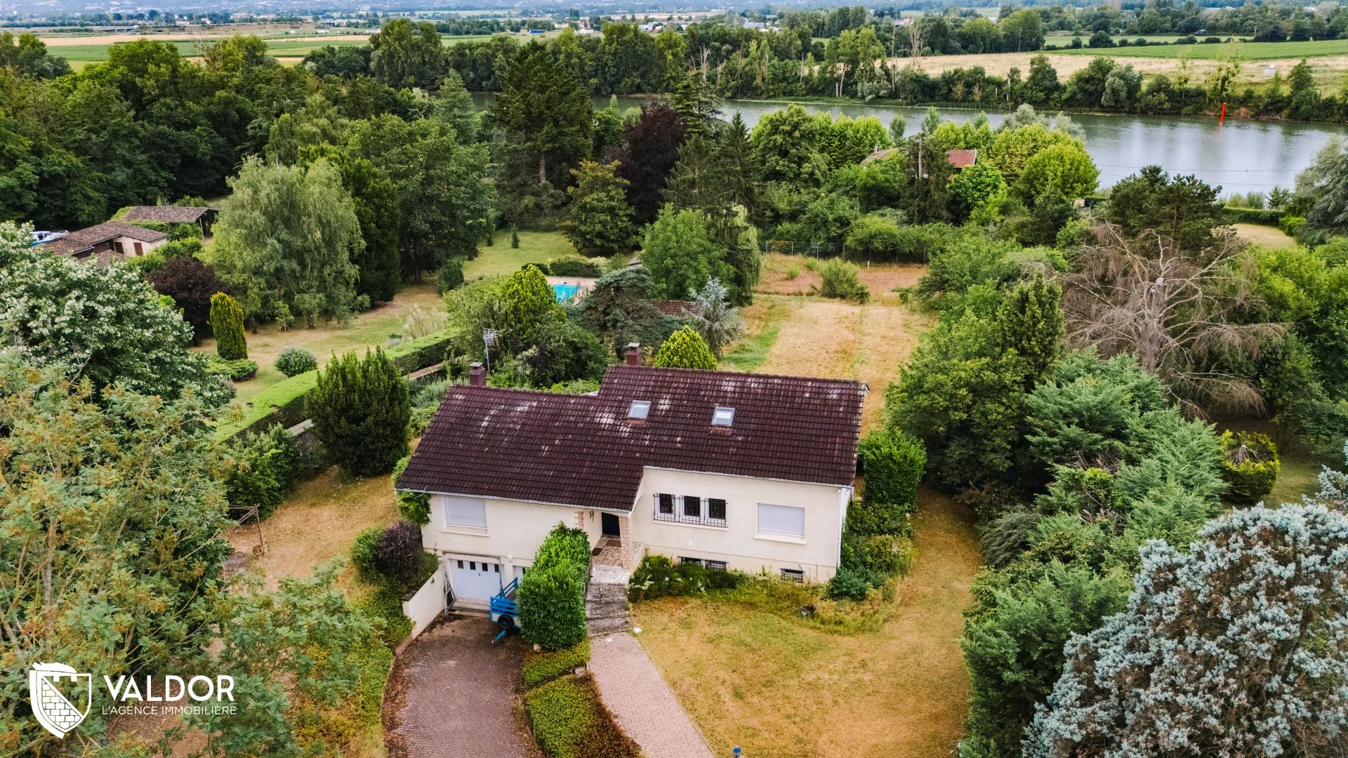 Maison sur un demi hectare avec accès direct Voie Bleue