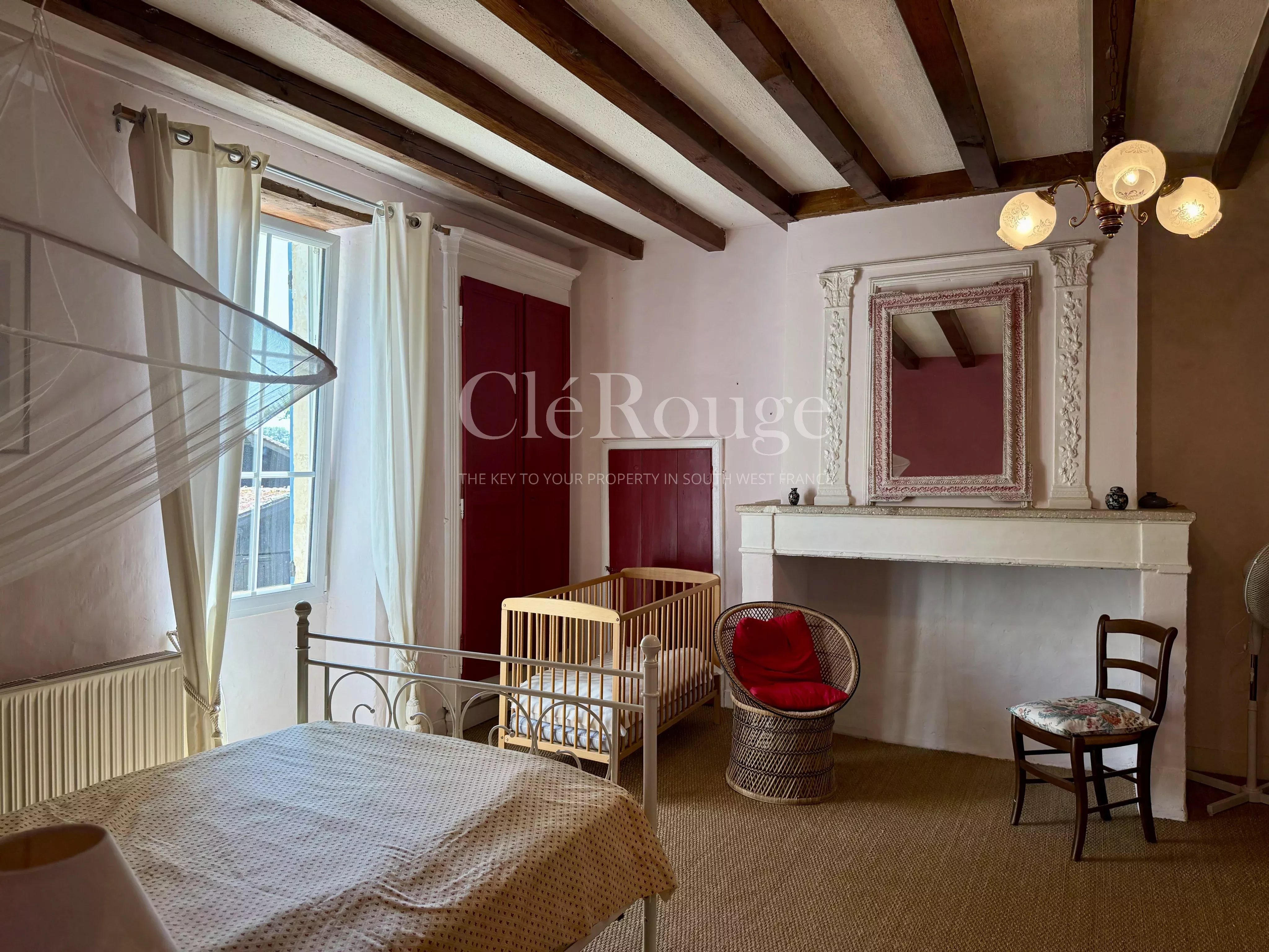 Beautiful property consisting of three houses, barns and swimming pool, just 50 minutes from Bordeaux