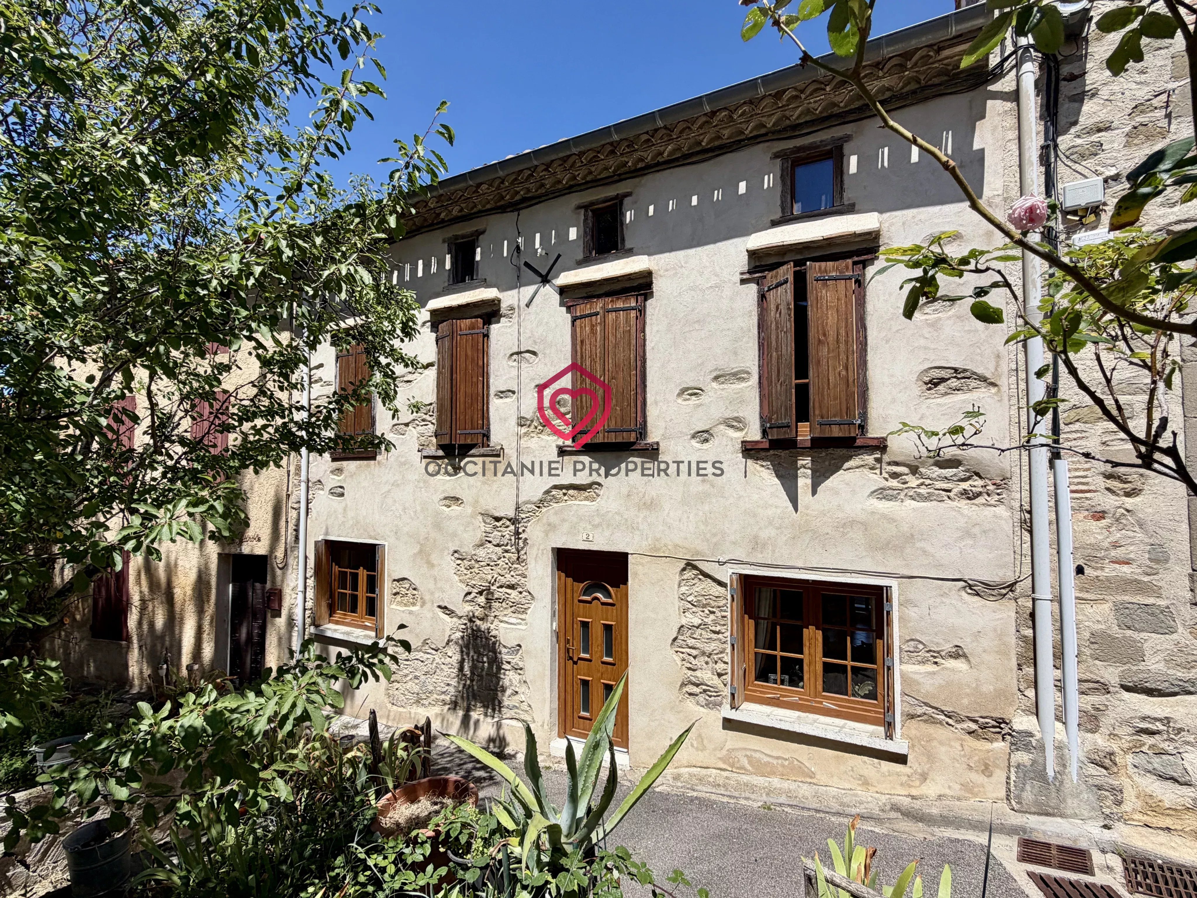 Spacieuse maison de village avec jardins, terrasse et double garage