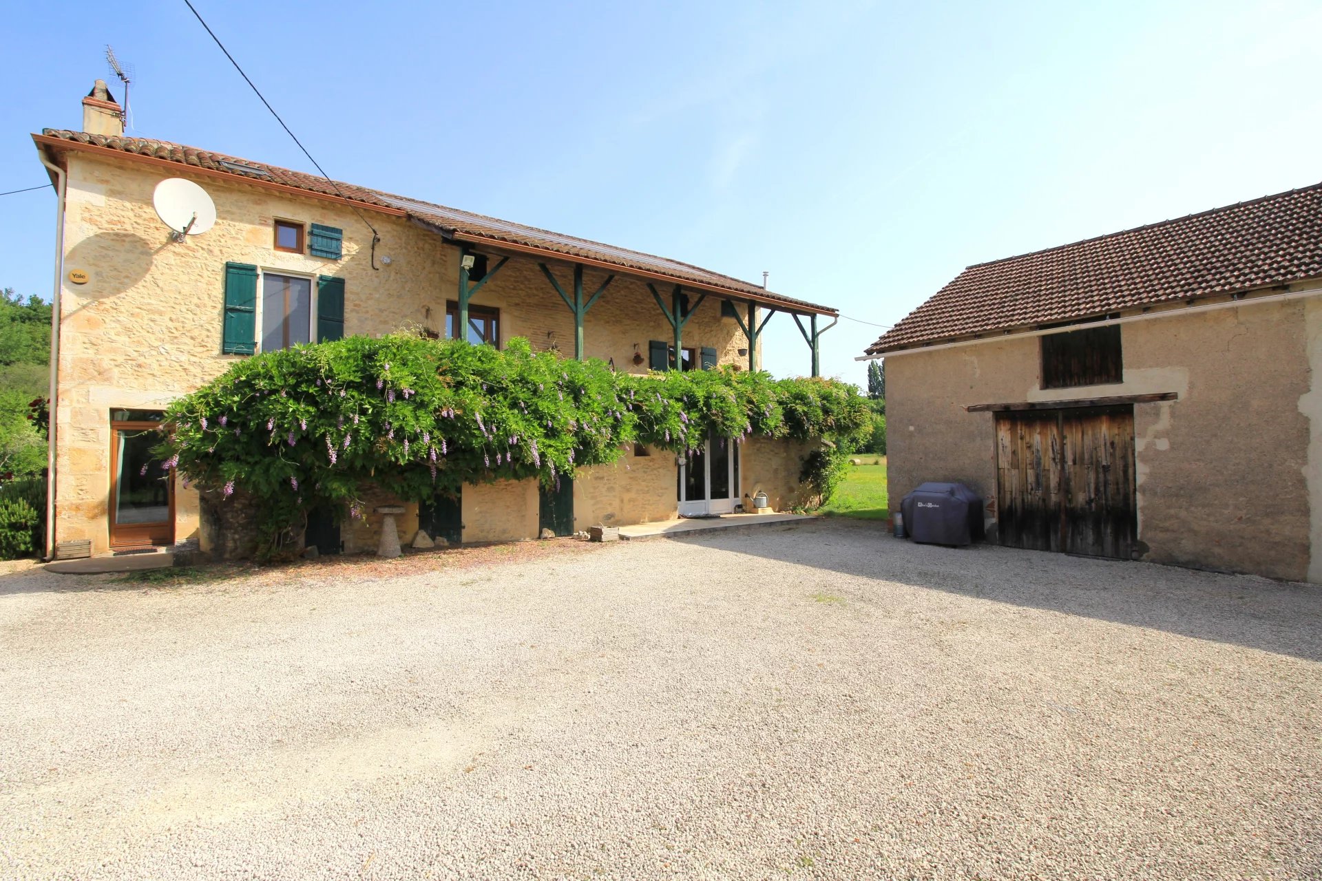 Lovely stone ensemble with swimming pool on the edge of the Lot river
