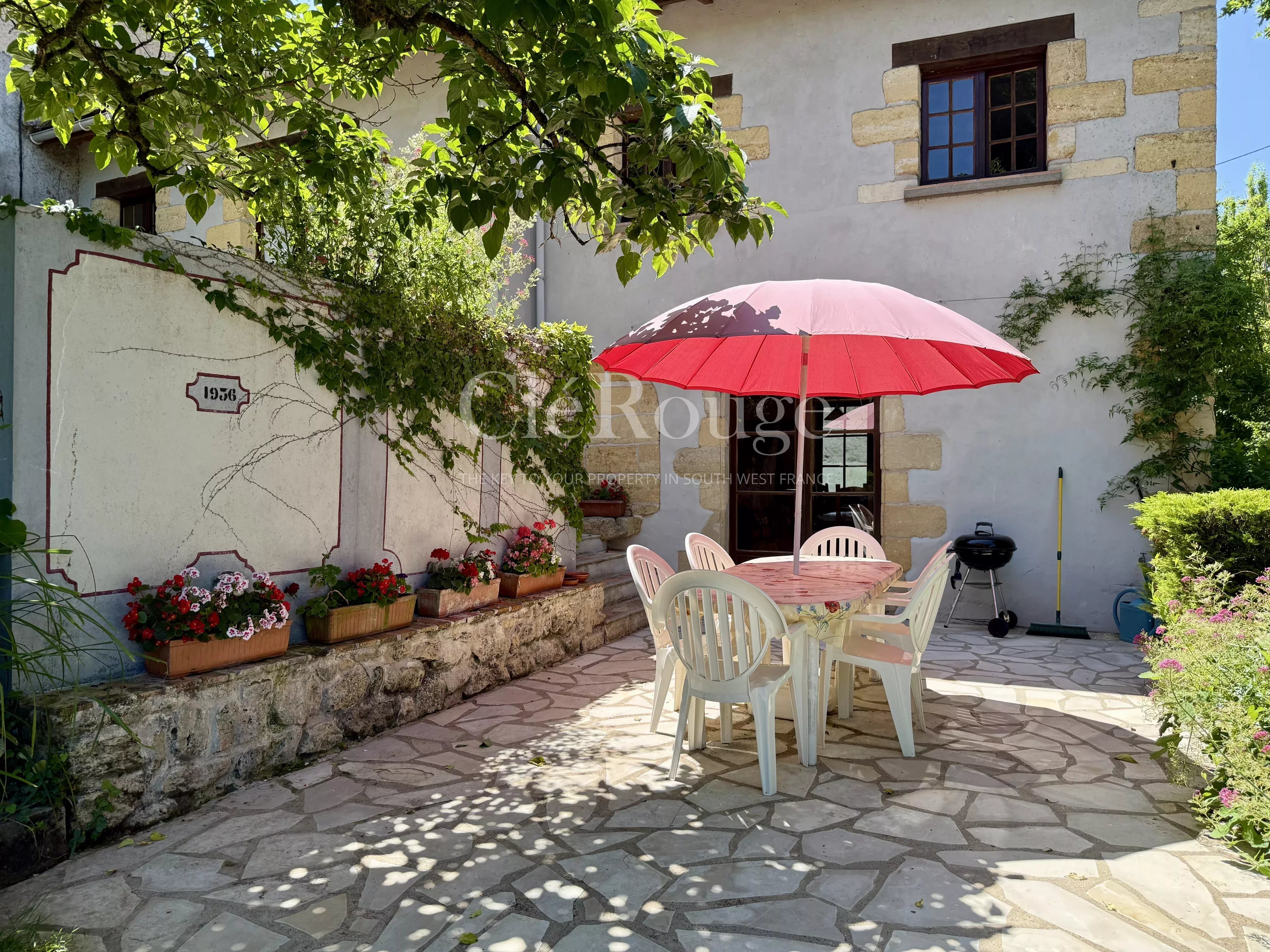 Beautiful property consisting of three houses, barns and swimming pool, just 50 minutes from Bordeaux