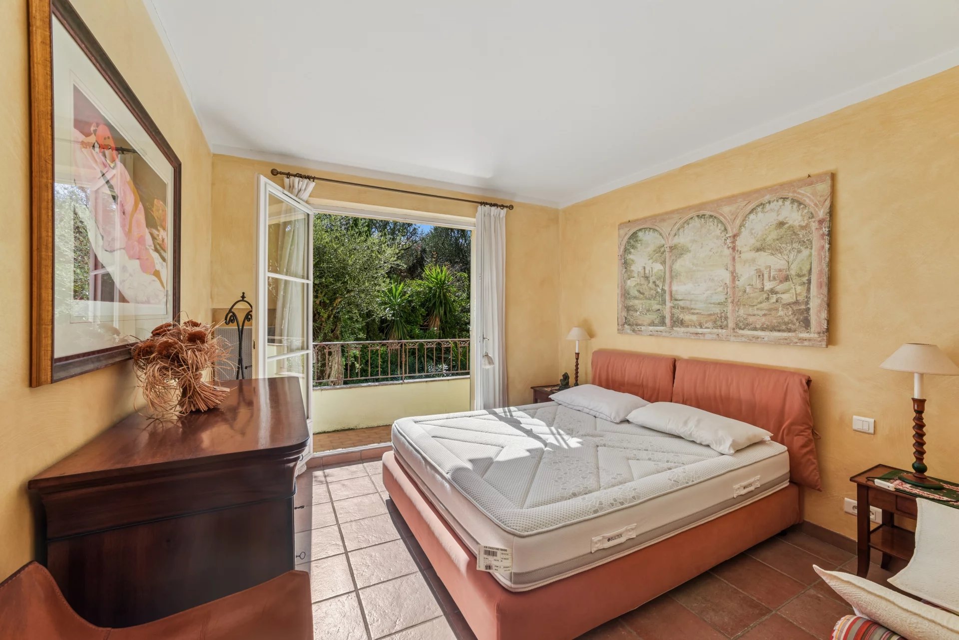 Central 3-bedroom apartment with three balconies