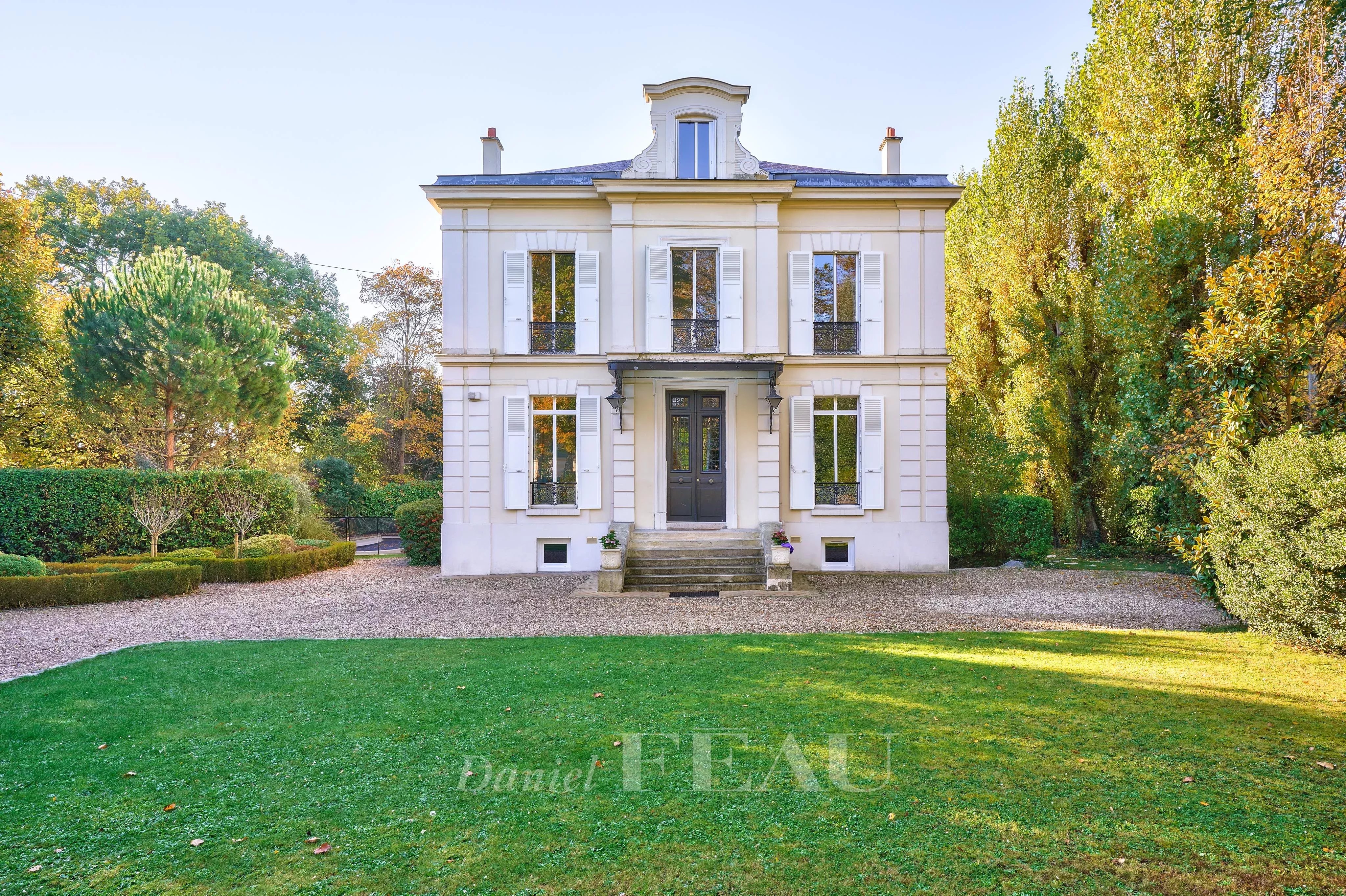 Chatou – A late 19th century mansion with a garden