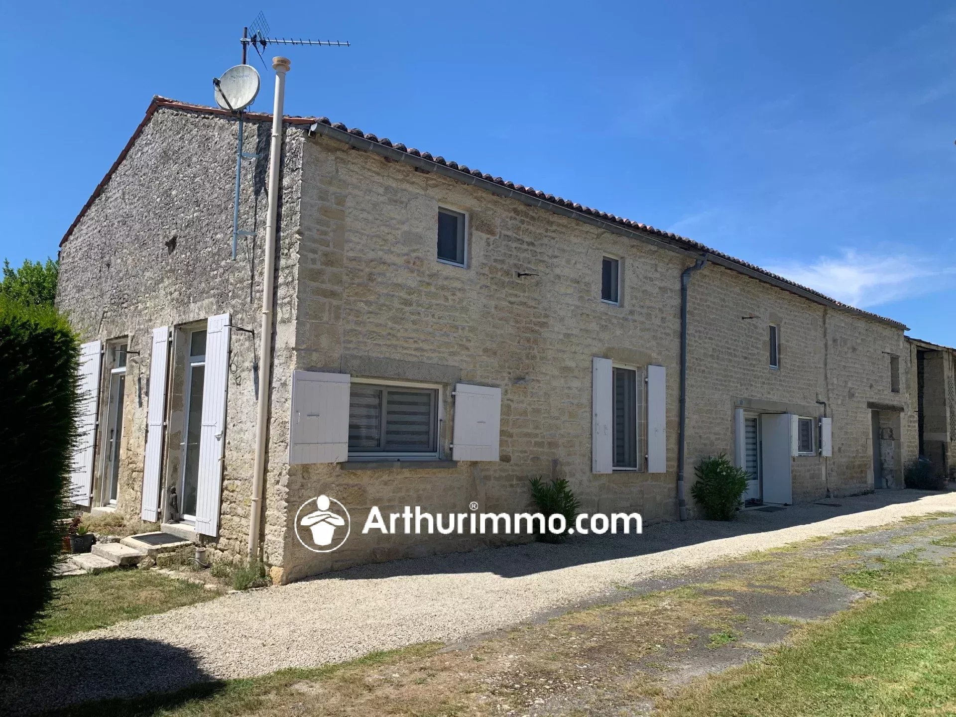 Maison en pierre entièrement rénovée à Blanzay-sur-Boutonne
