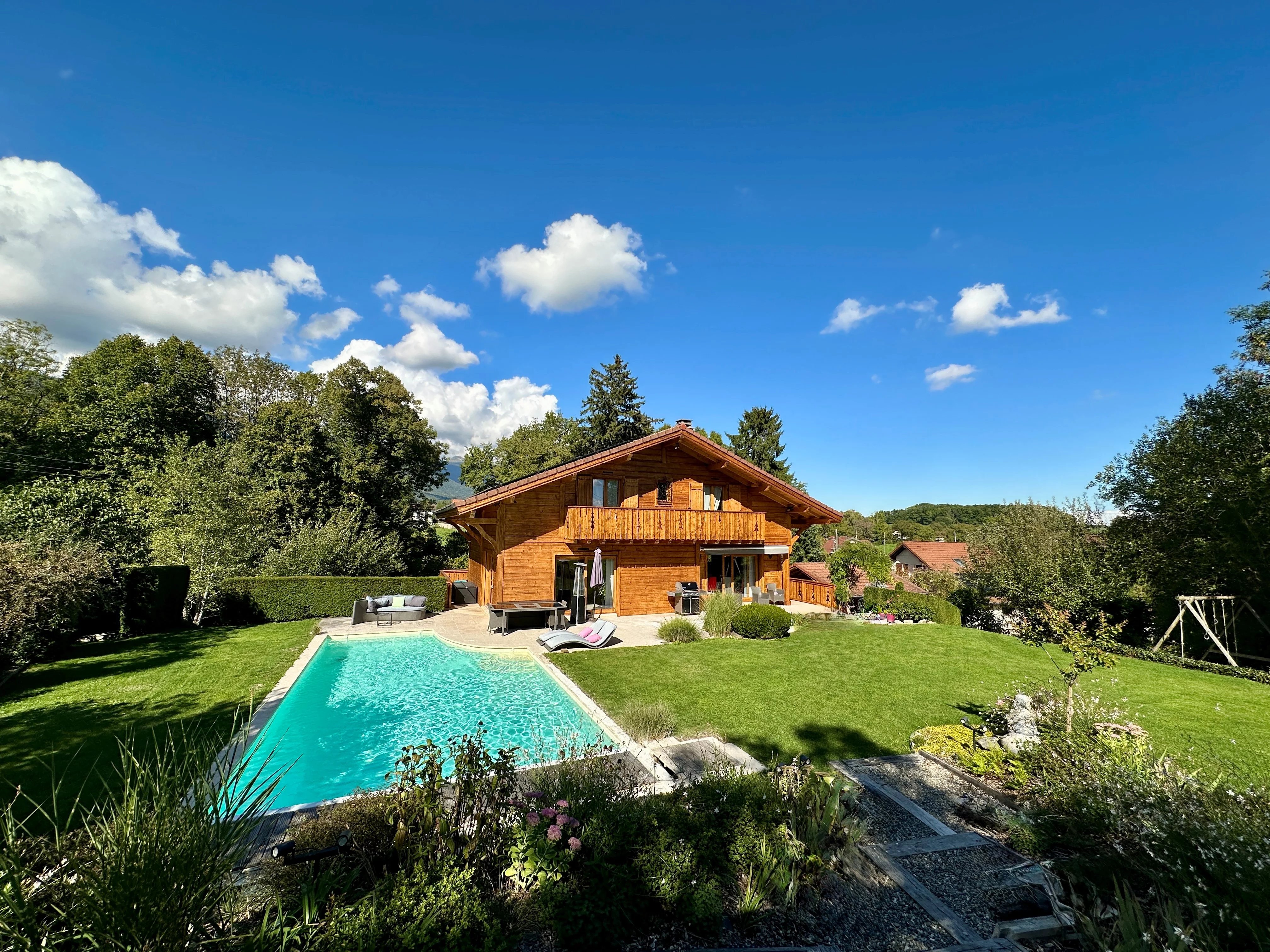 Außergewöhnliches Chalet im Herzen der Natur auf baureifem Grundstück, vor den Toren Genfs