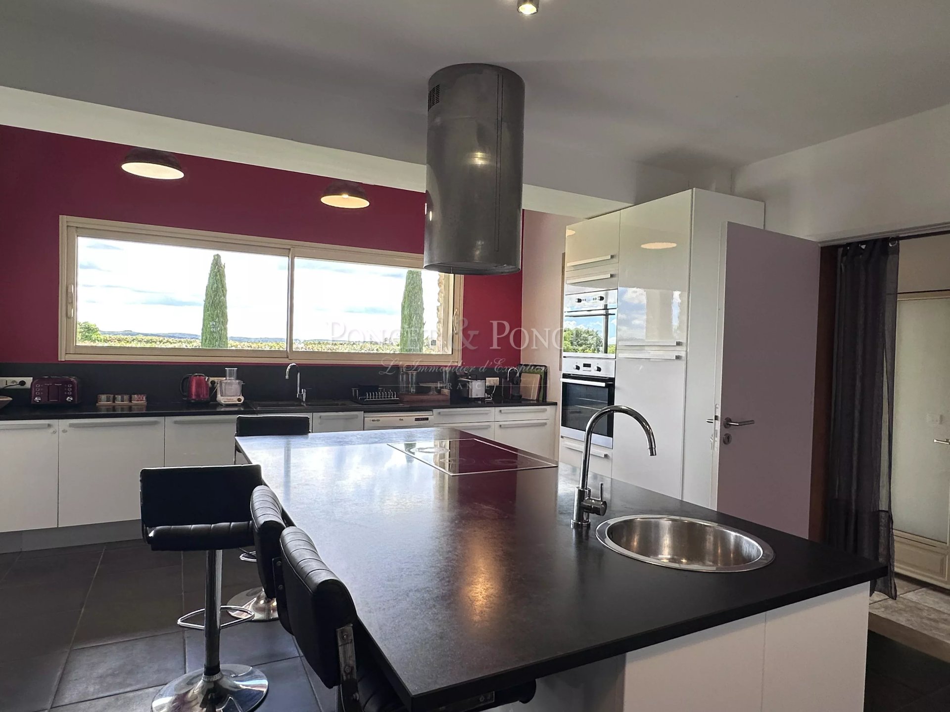 6 Bedroom Vineyard's Image 11