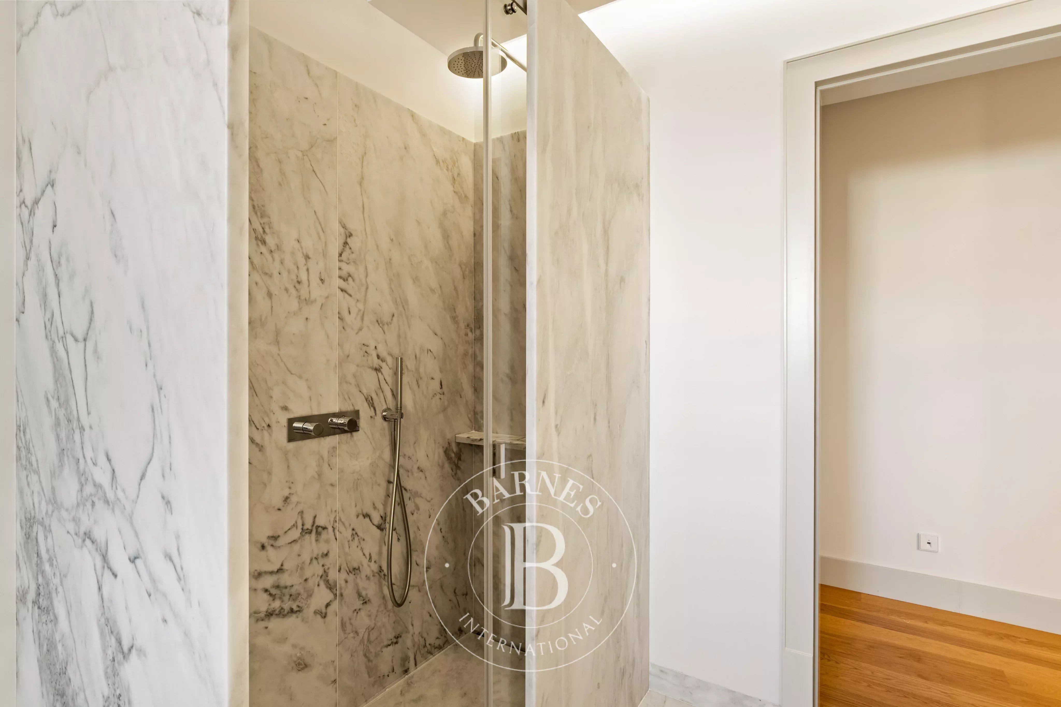 Jardin et vue sur la mer