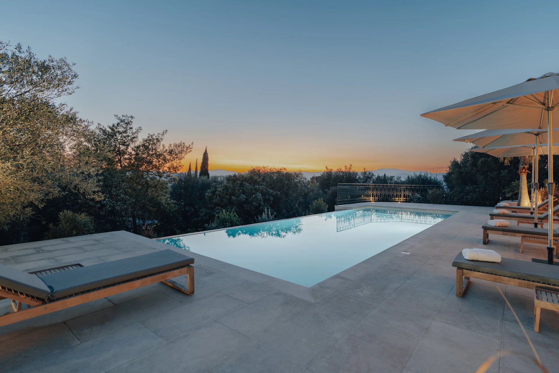 GASSIN – 5-BEDROOM VILLA – SWIMMING POOL - picture 2