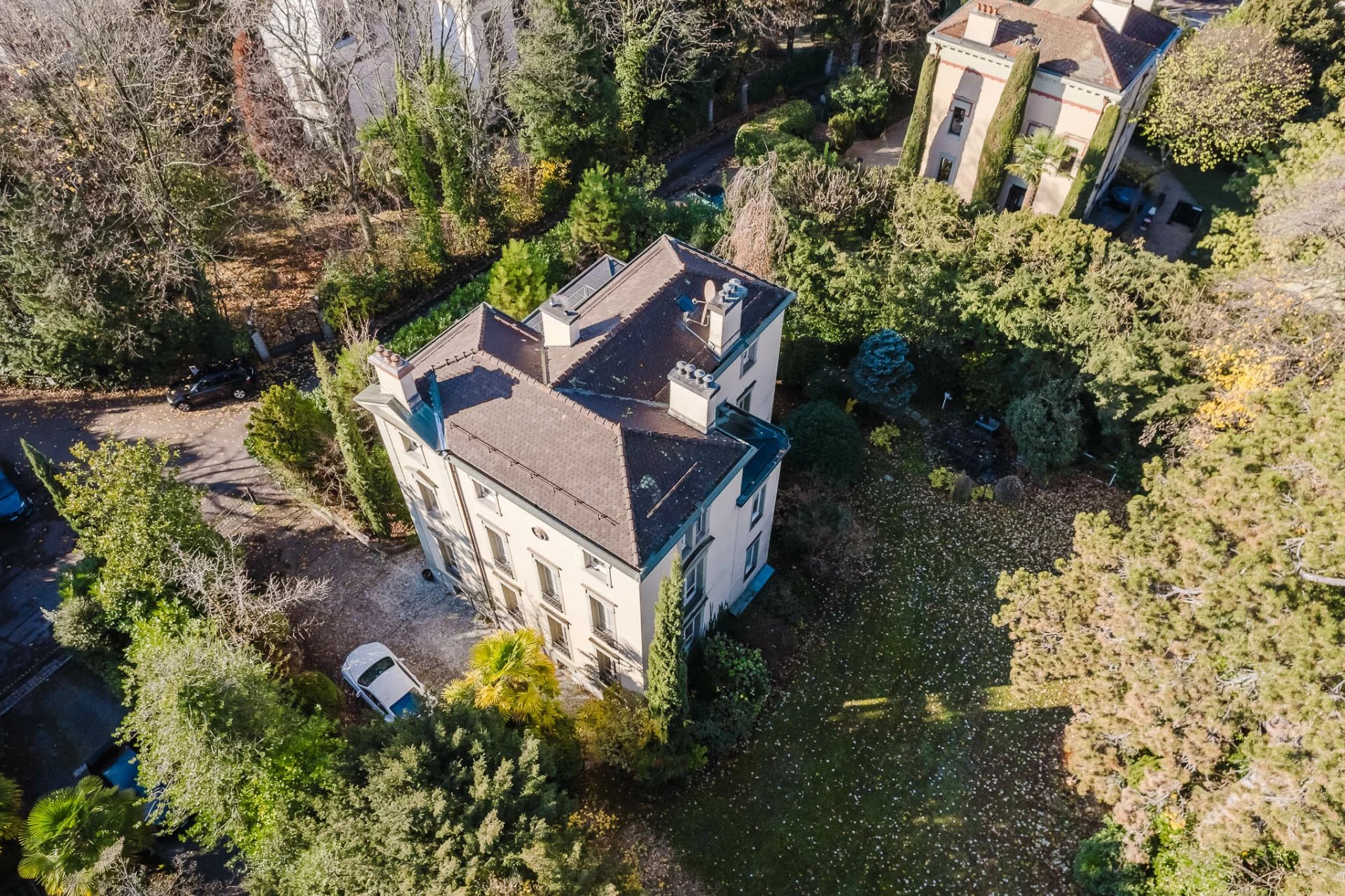 Magnifique Hôtel Particulier, jardin enchanteur, à deux pas du lac