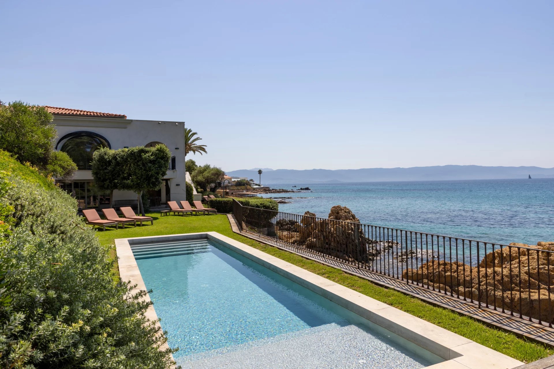 Villa DOLCE VITA- 6 chambres, salle de sport, pieds dans l'eau, piscine, vue mer,