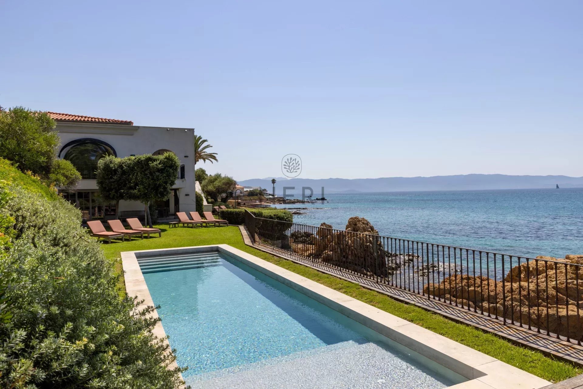 Villa DOLCE VITA- 6 chambres, salle de sport, pieds dans l'eau, piscine, vue mer,