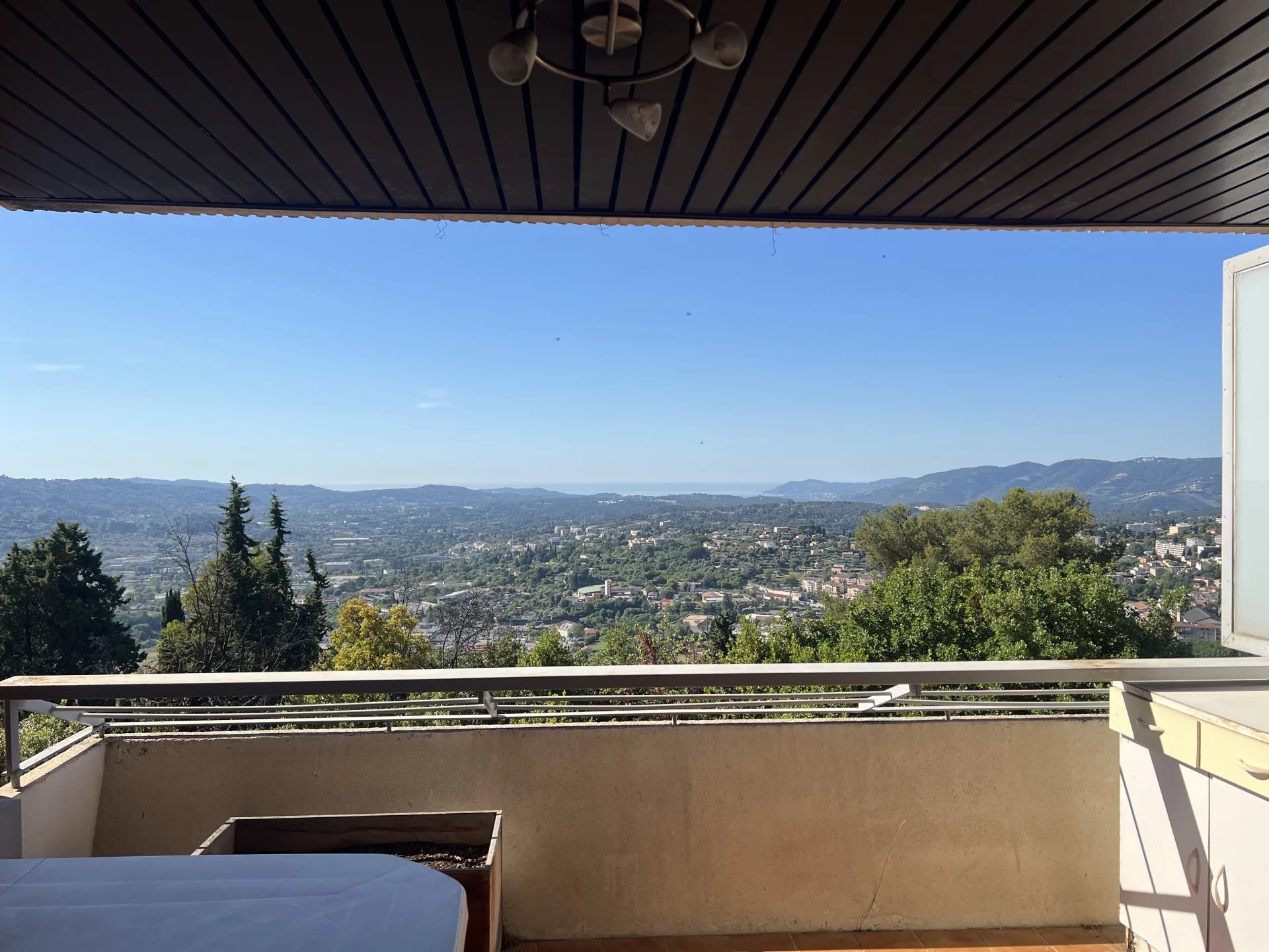 GRASSE EST – 2P dans résidence sécurisée avec piscine