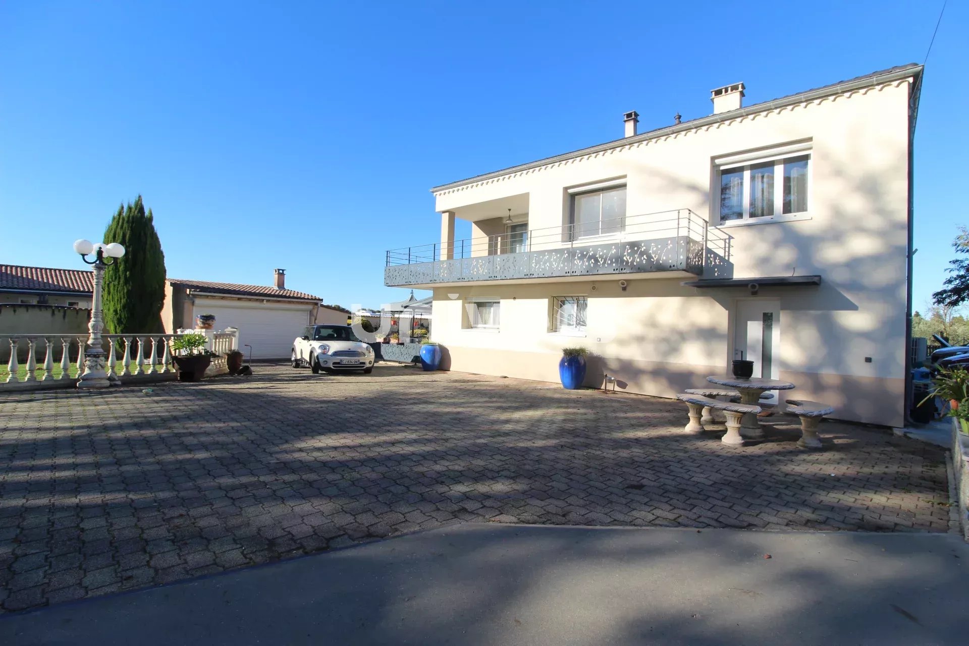 CHABEUIL – Grande maison familiale, piscine, terrain de 5000 m² et fort potentiel