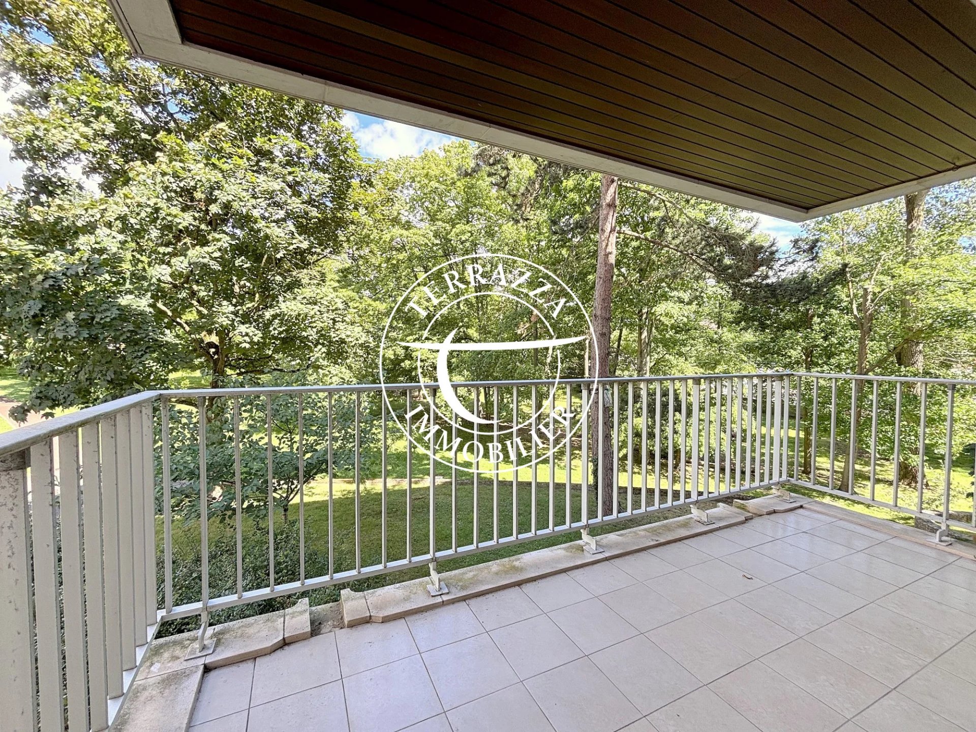 Garches – Appartement 4 pièces avec balcon, vue verdure et pa