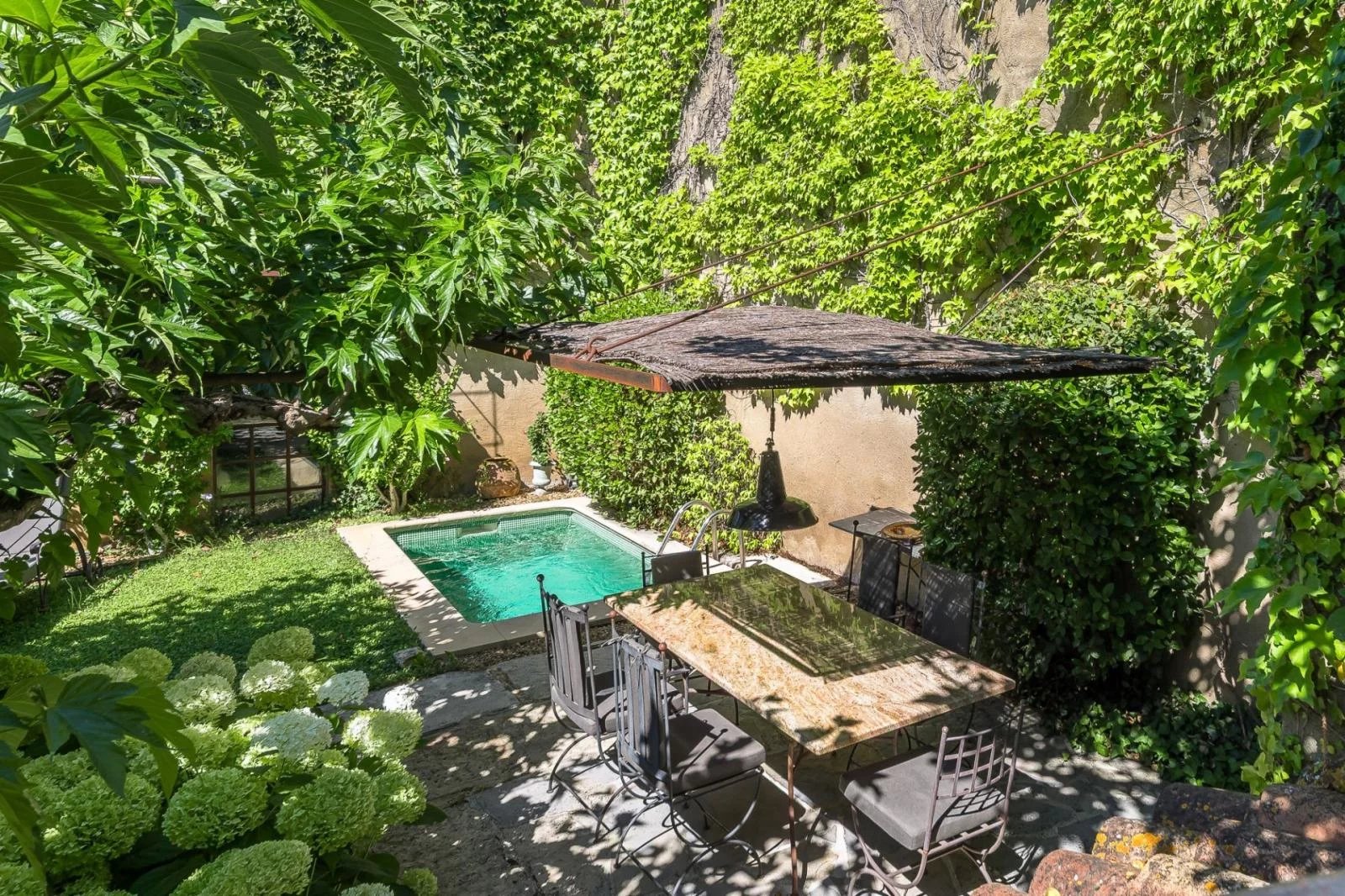 Maison de hameau avec bassin à Gordes