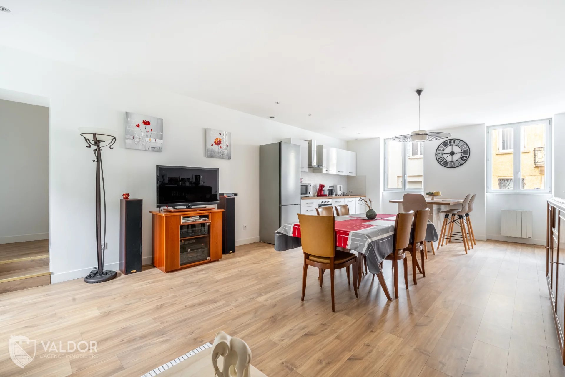 Appartement T4 lumineux en rez-de-chaussée et places de parking.