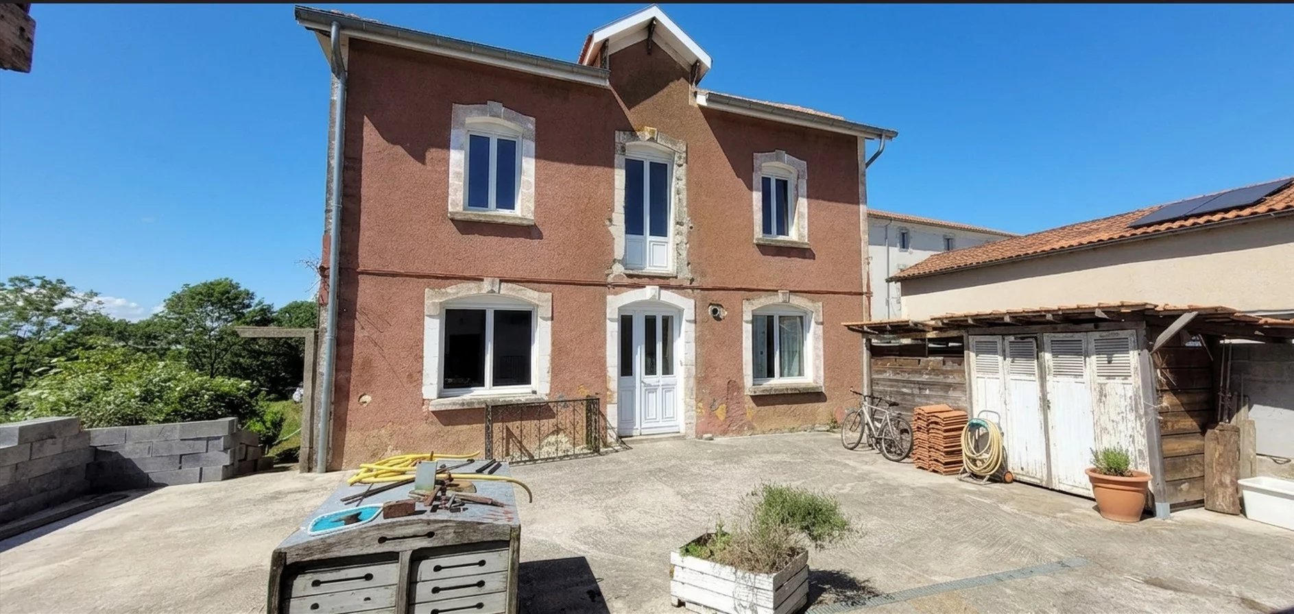 Maison de village, 4 chambres/1 bureau/ dépendance 100m2 env