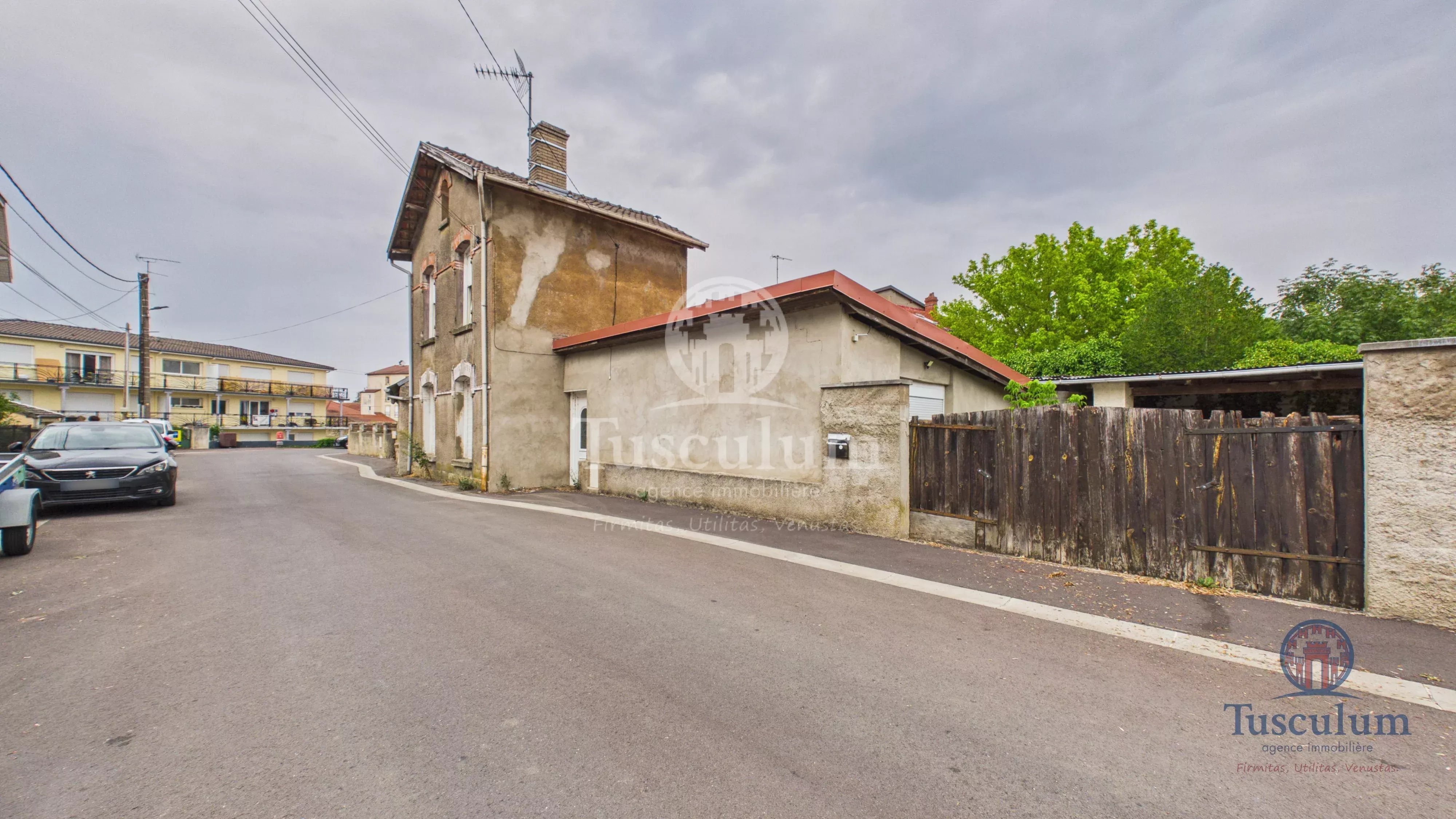 Maison divisée en deux appartements