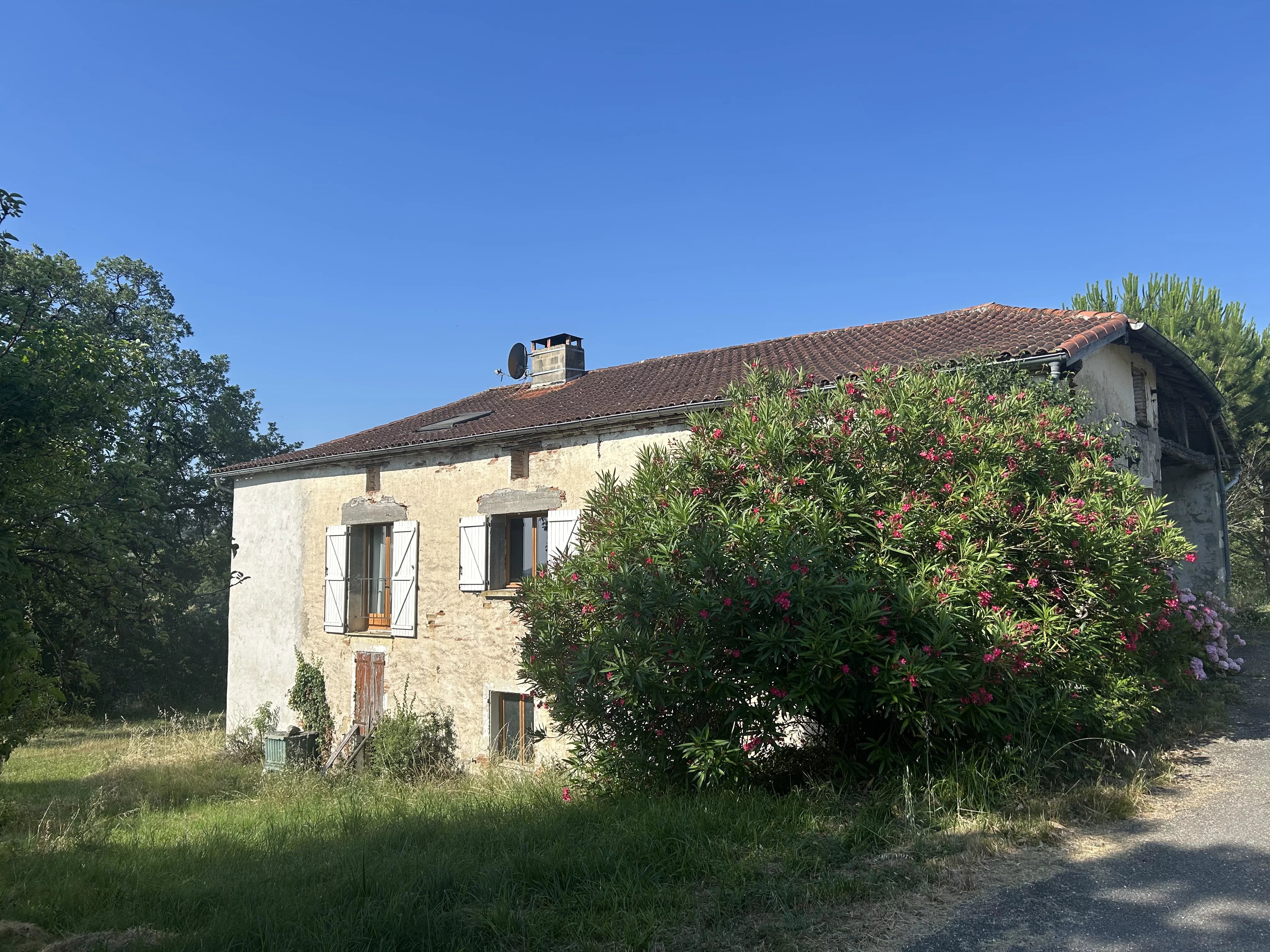 Spacious 220 m² Farmhouse with Guest House and Equestrian Land near Moissac