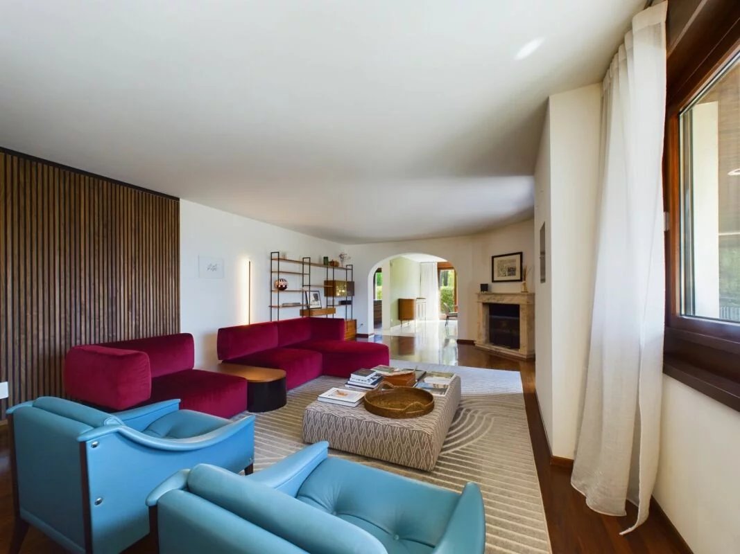 Hoch gelegene Villa mit herrlichem Innenpool