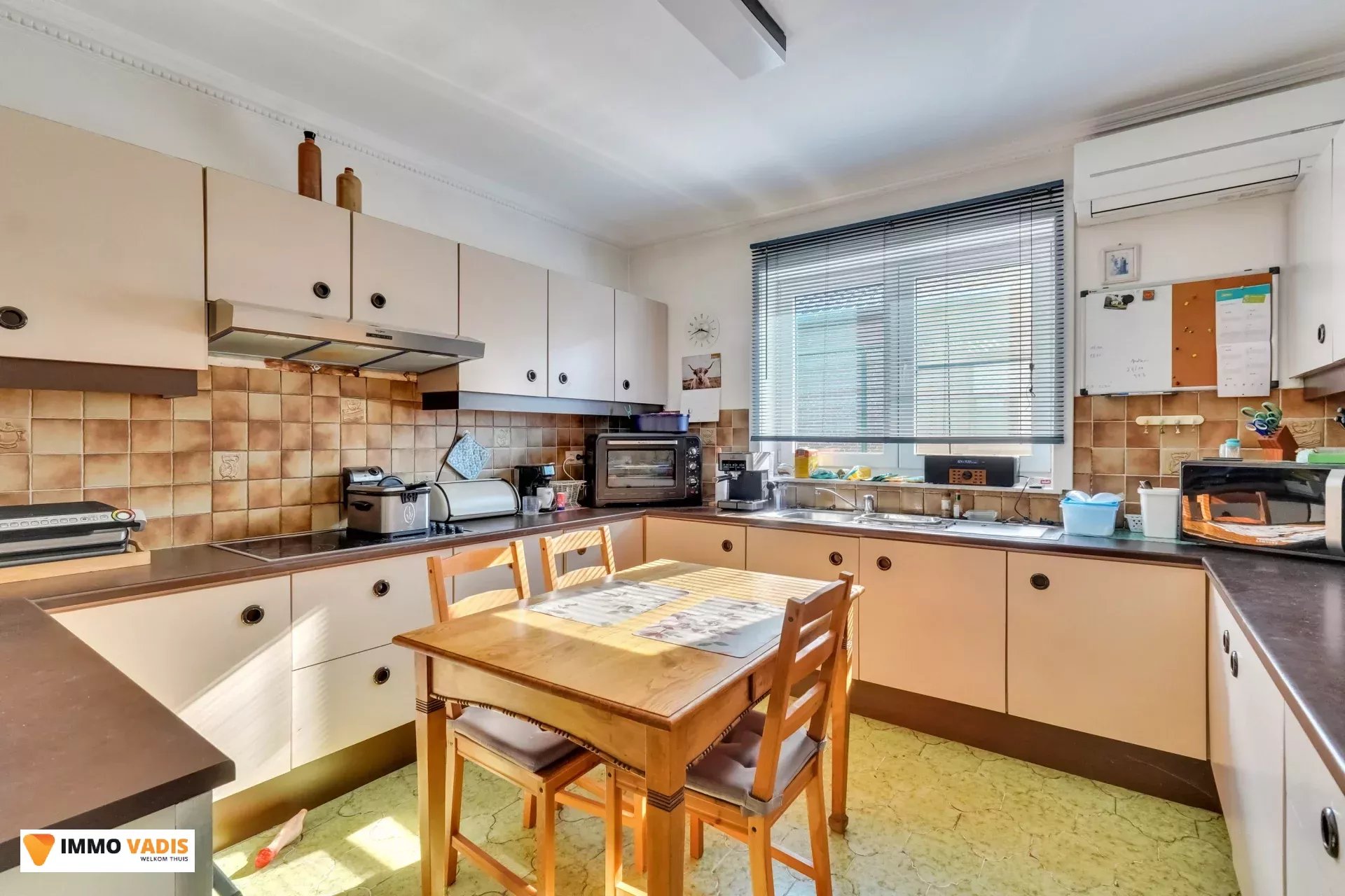 Te koop op lijfrente - Comfortabele villa met drie slaapkamers, twee garages en een magazijn.