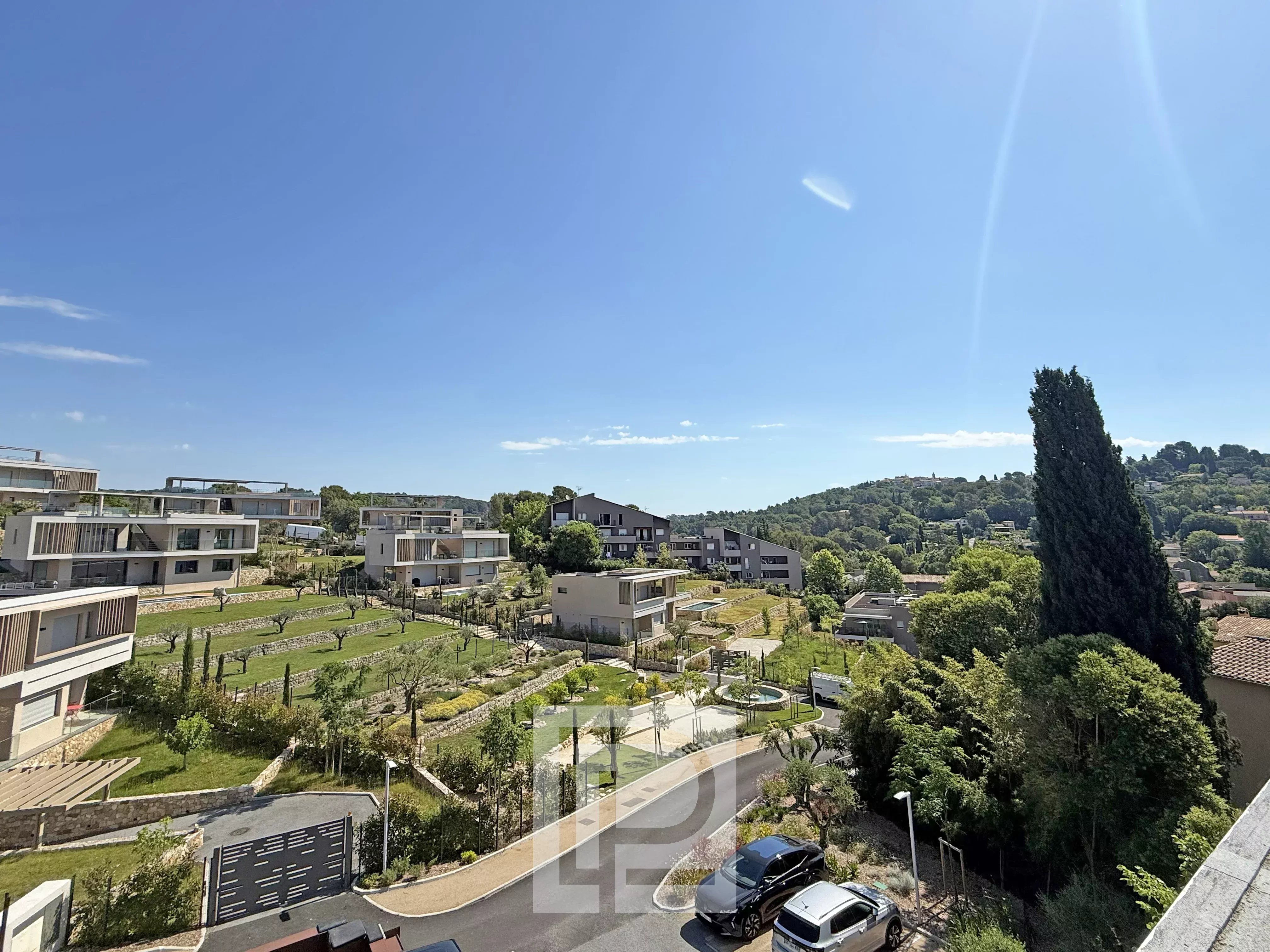 Dernier étage avec roof-top privatif - Domaine fermé - Proche centre ville - Photo 2