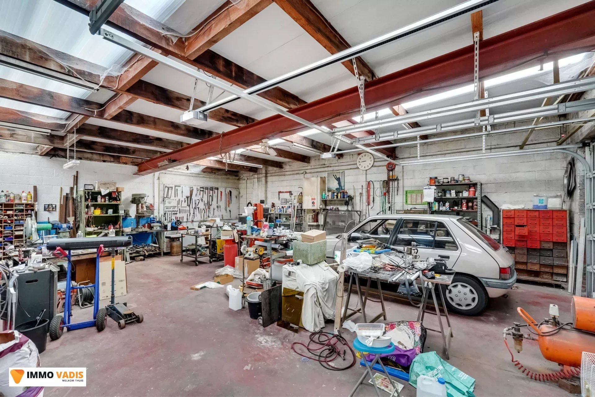 Te koop op lijfrente - Comfortabele villa met drie slaapkamers, twee garages en een magazijn.