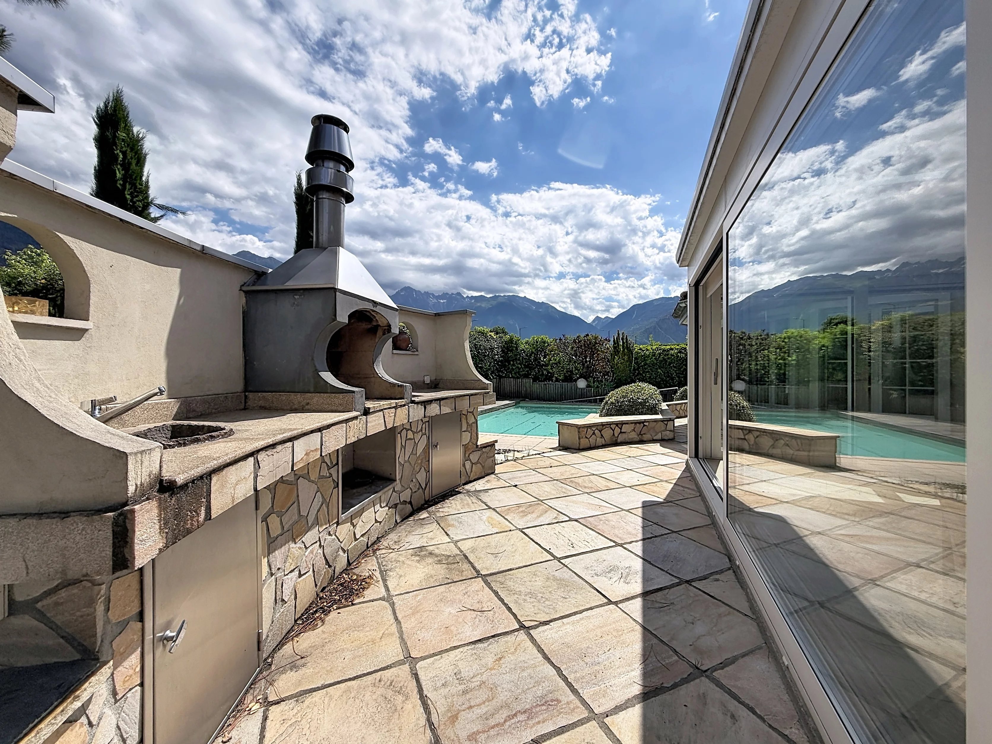 Spacieuse villa 5.5 pièces avec piscine et jardin
