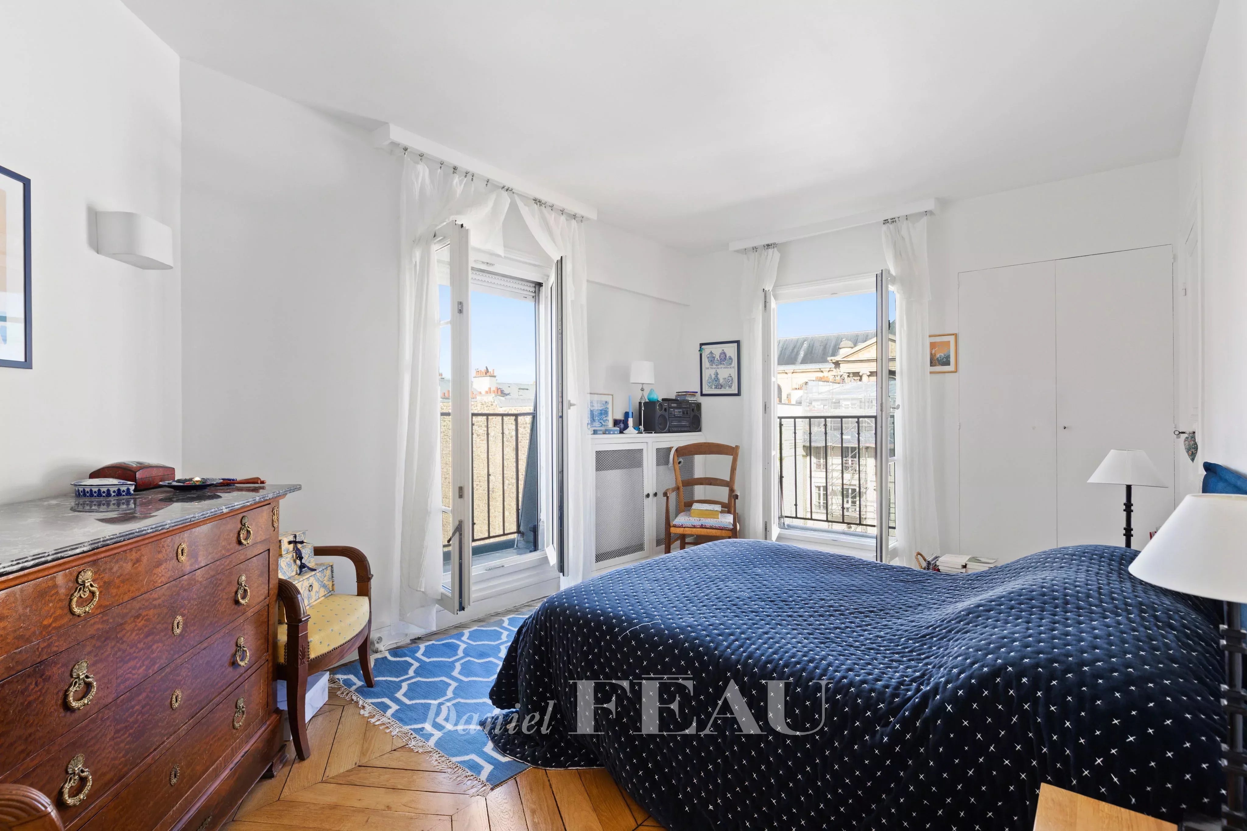 Chambre à l'ouest aux vues sur Saint-Sulpice, Le dôme des invalides, la tour Eiffel, 