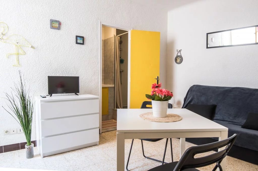Libre au 01/09/25, Arles centre ville, studio meublé de 20m² au 1er étage