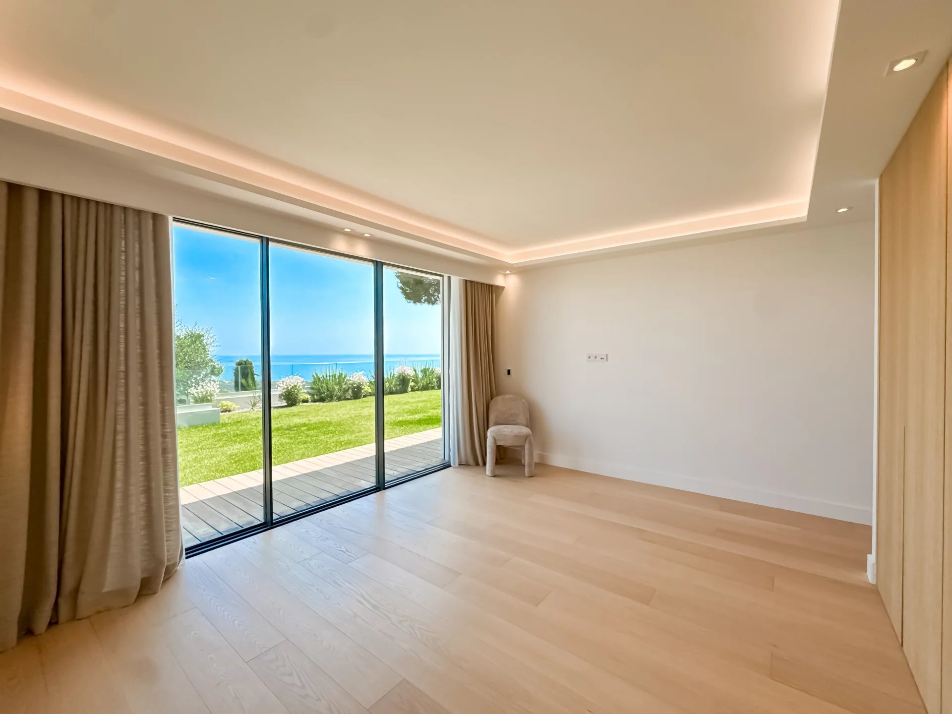 Roquebrune Cap Martin : Luxurious Villa Opportunity