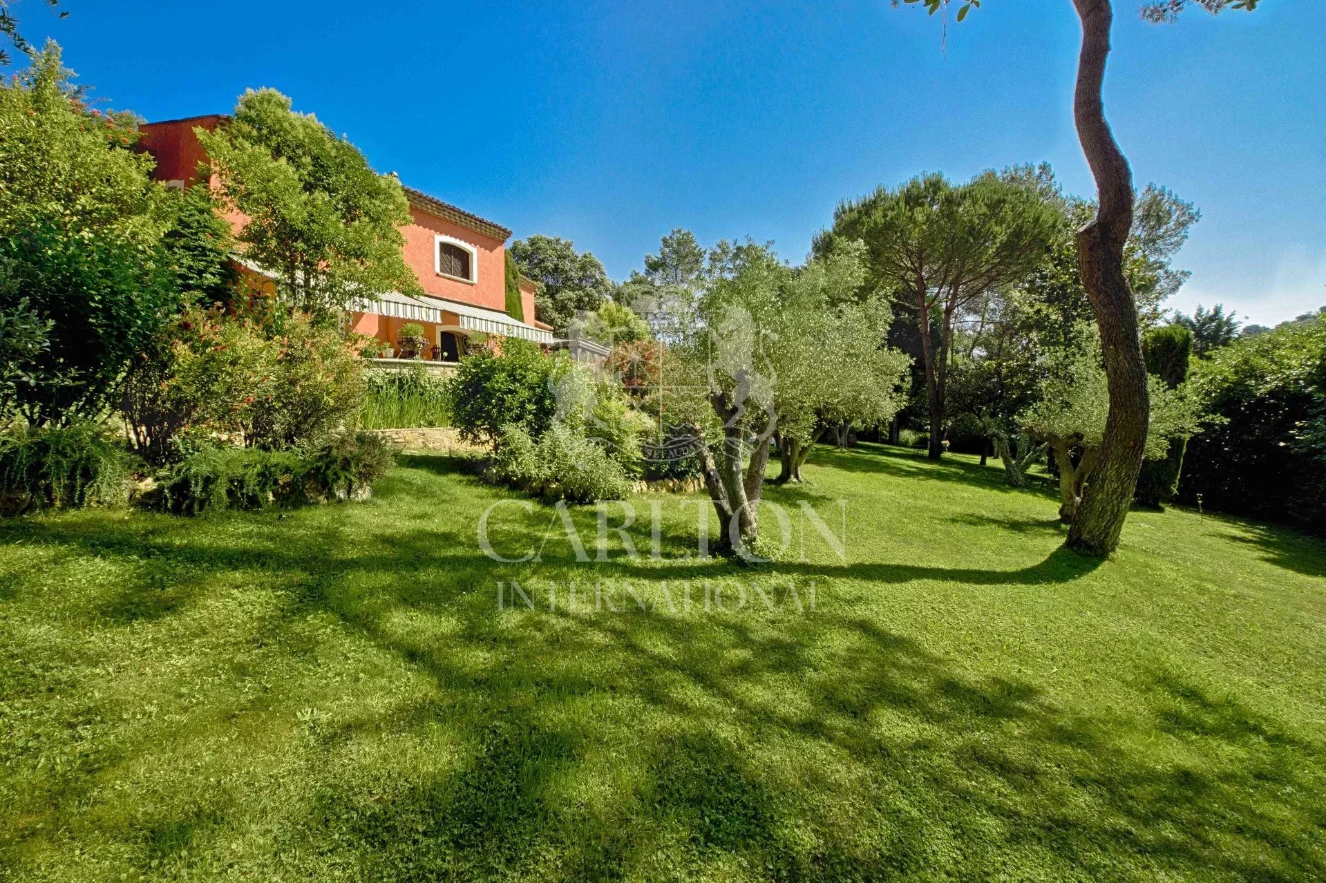 MOUGINS – Propriété d’exception limite du golf et des écoles Internationales