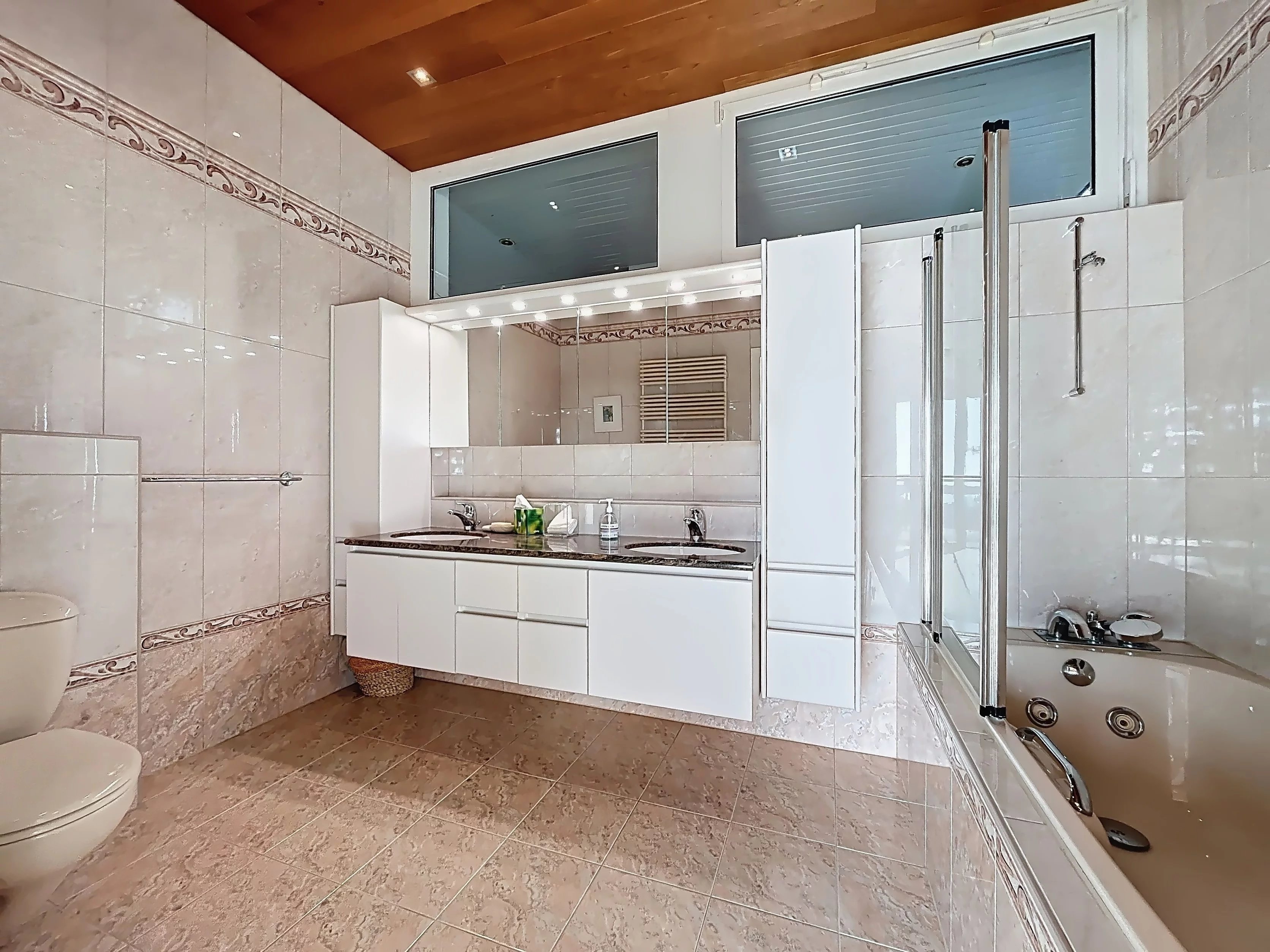 Propriété d’exception de 7.5 pièces avec piscine