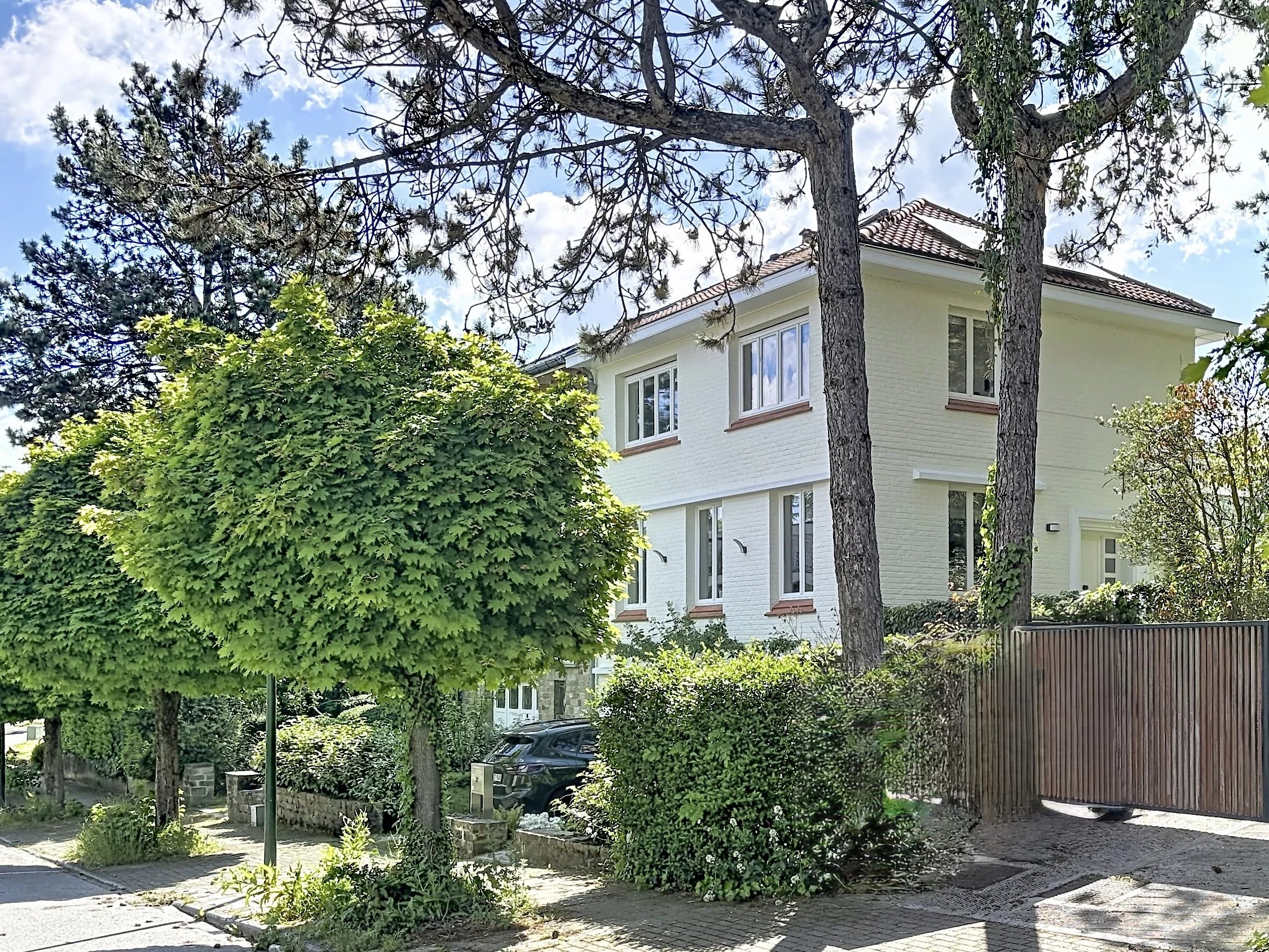 Observatory Neighborhood, a 3-facade house fully renovated on a 350m2 south-facing plot.