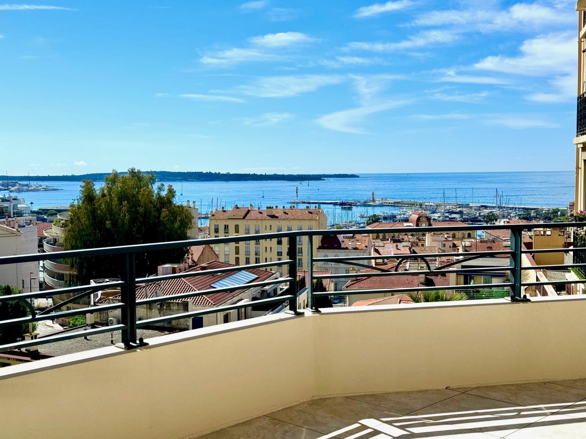 Toit terrasse vue mer à 400 m du port de Cannes