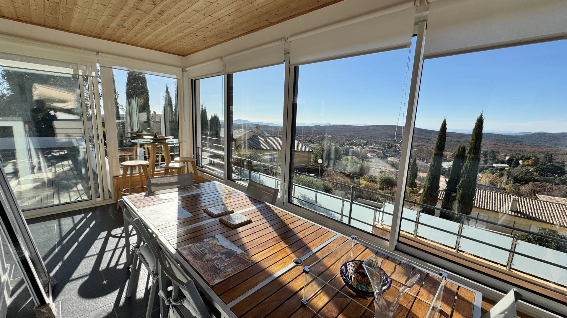 Elegant contemporary villa in a dominant position – Sea view on the horizon