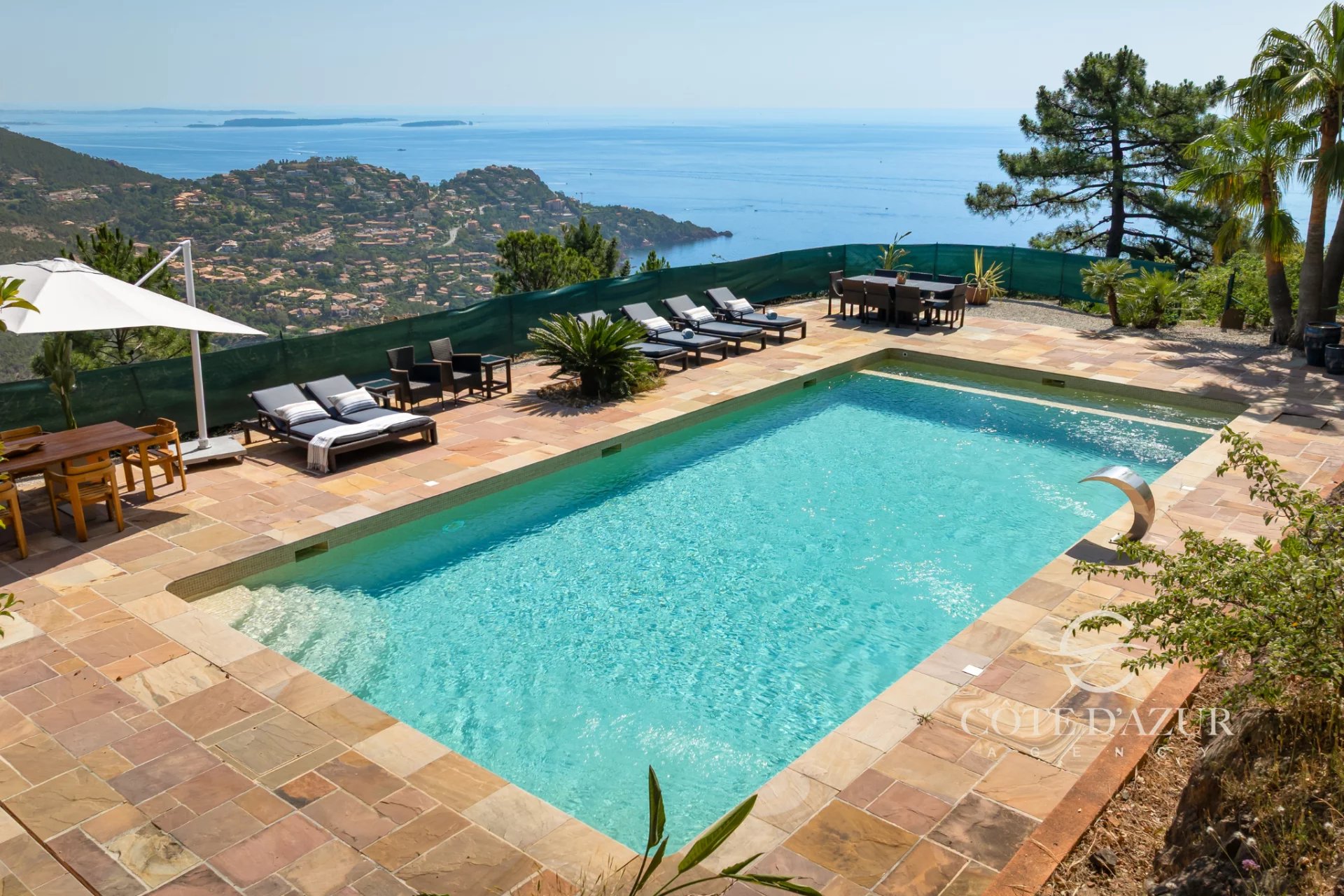 Exceptional property with panoramic sea views 38