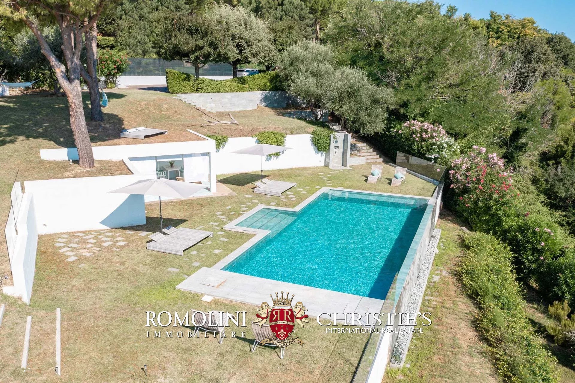 6 Bedroom Villa/Townhouse's Image 4