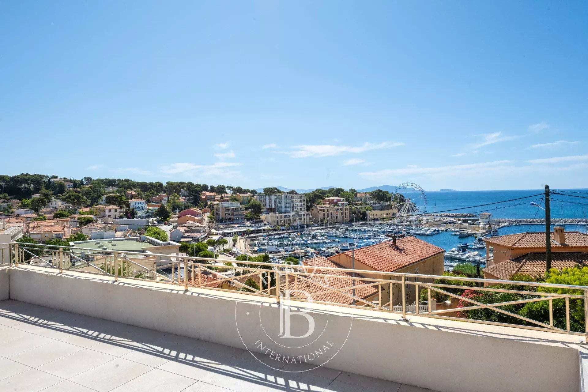 Luxurious 3-bedroom apartment with sea view terrace. - picture 1