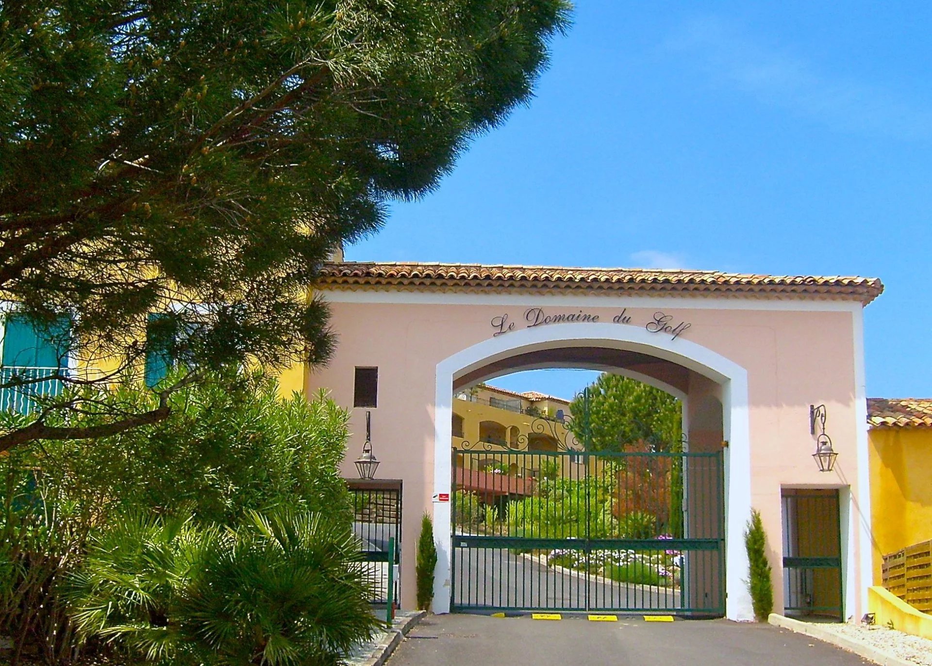 Roquebrune/s Argens, Villa -4 bedrooms -90m2- in luxury domaine, with pool & tennis
