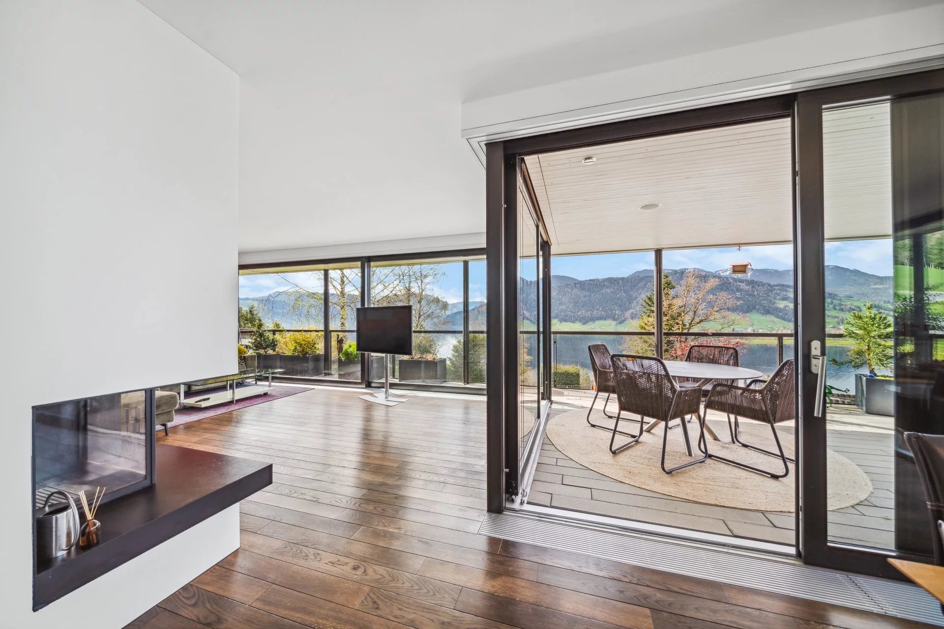 Maisonette with lake view: dream home for highest standards