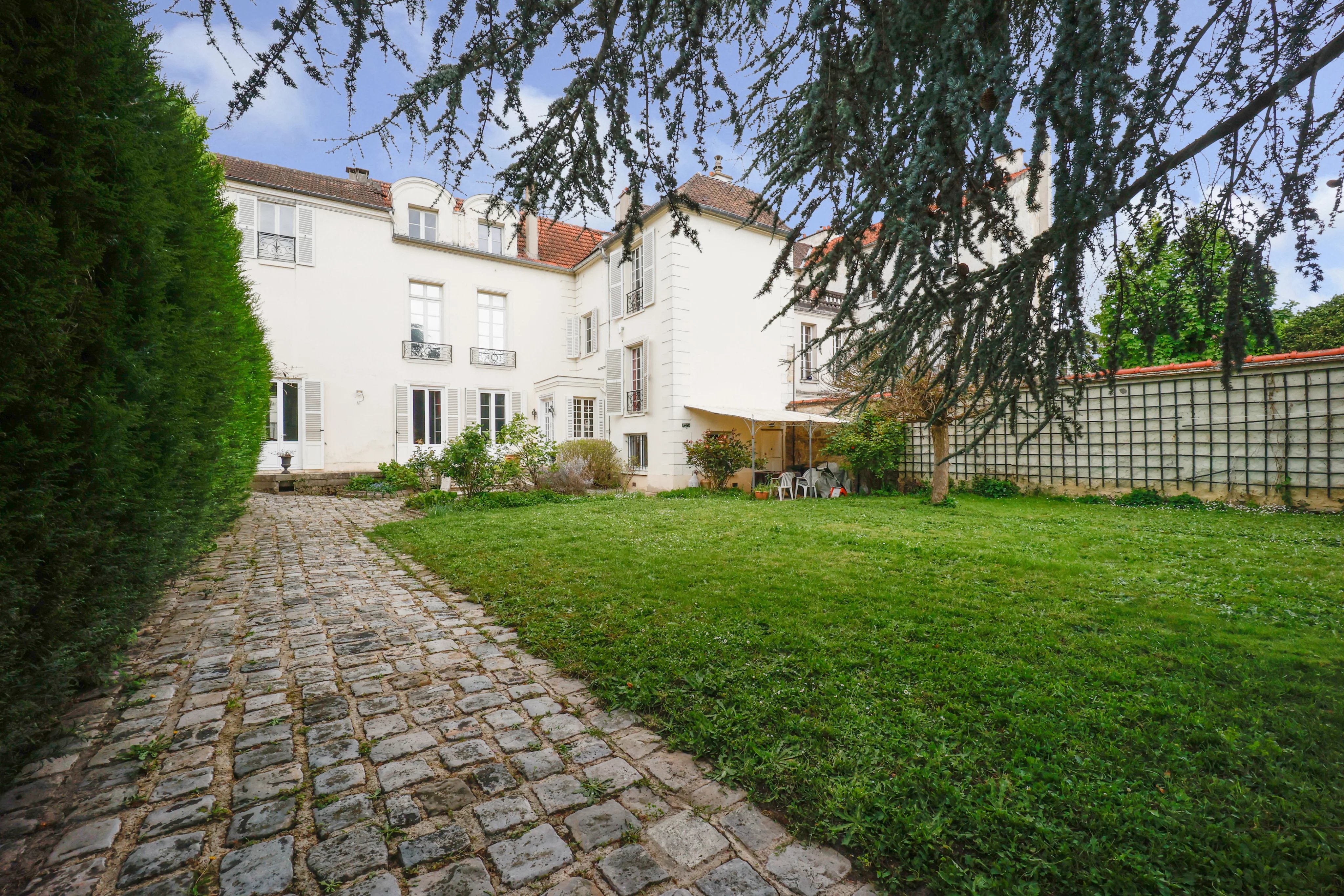 SAINT-GERMAIN-EN-LAYE - MAISON FAMILIALE AVEC JARDIN EN COEUR DE VILLE