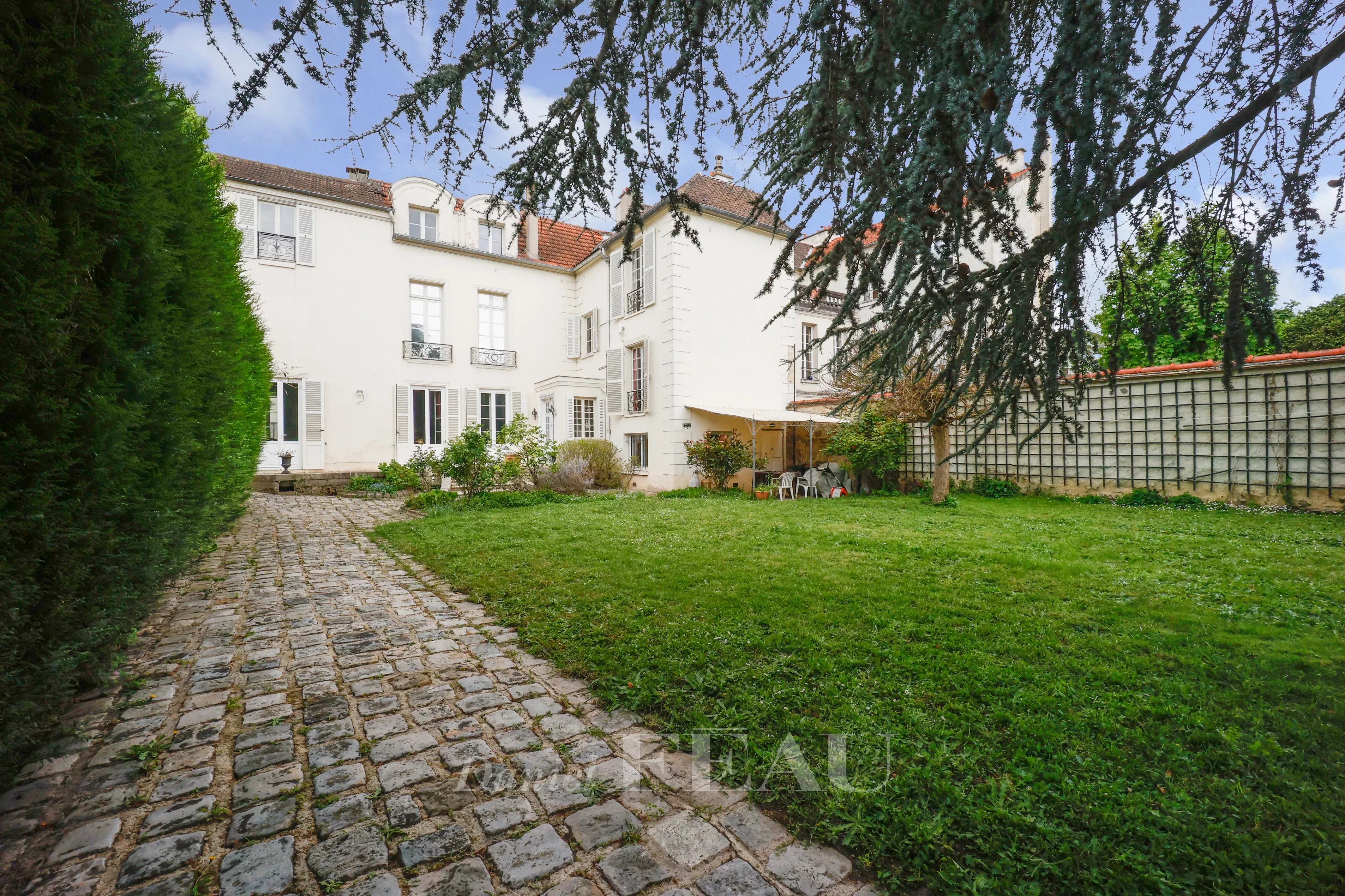 SAINT-GERMAIN-EN-LAYE - FAMILY HOME IN THE CITY HEART