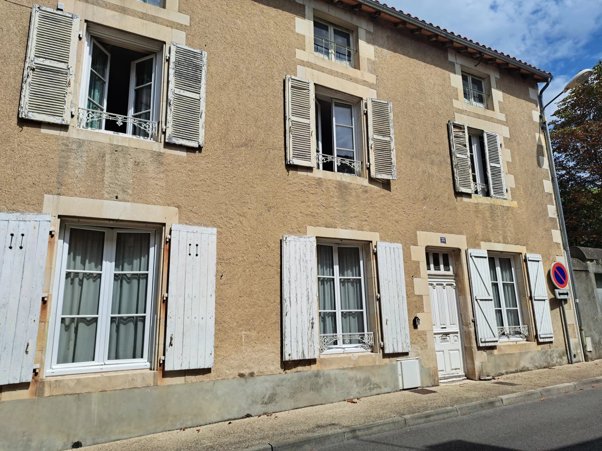 Lovely townhouse in popular town