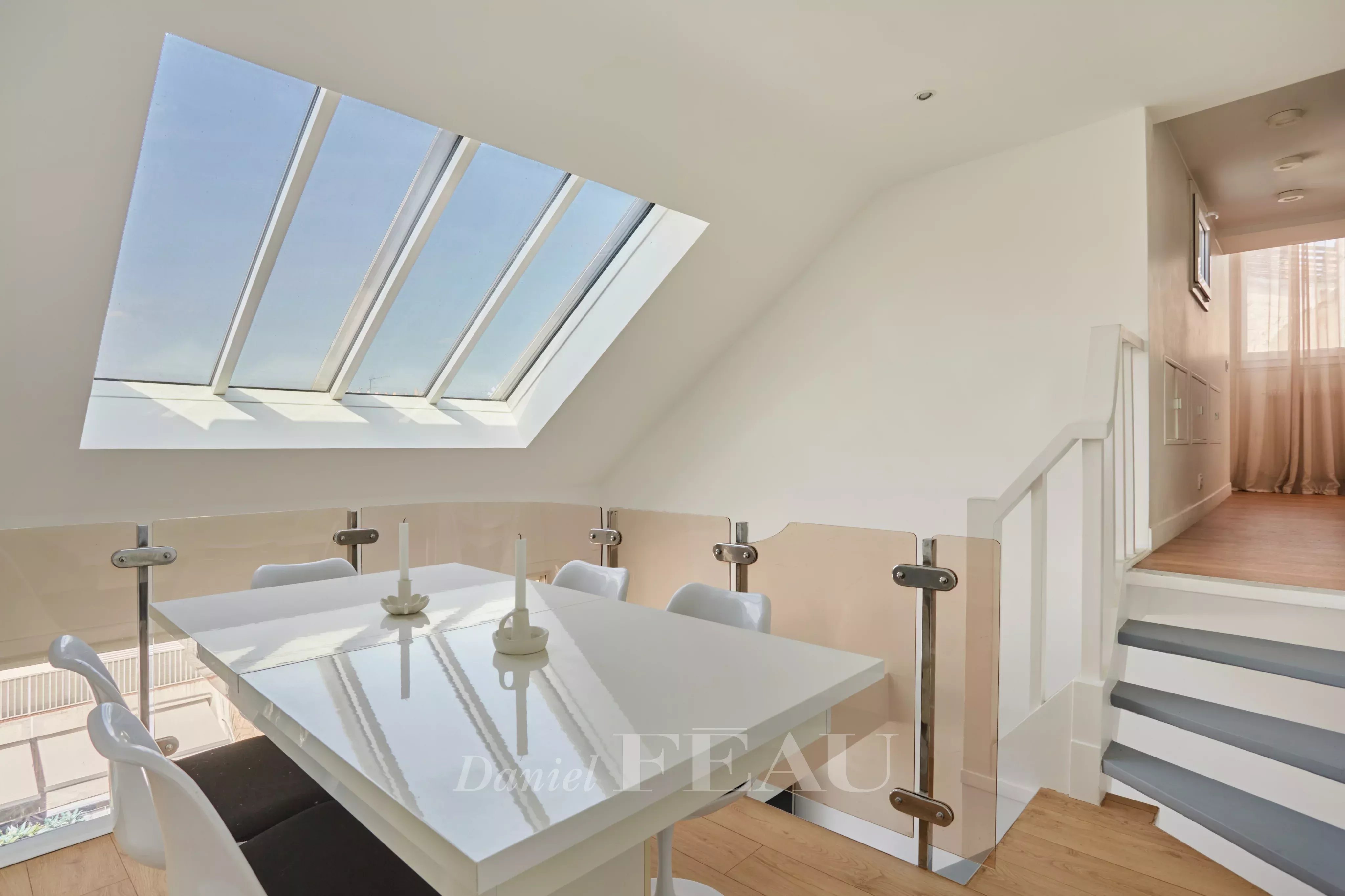 Petit salon avec verrière et mezzanine