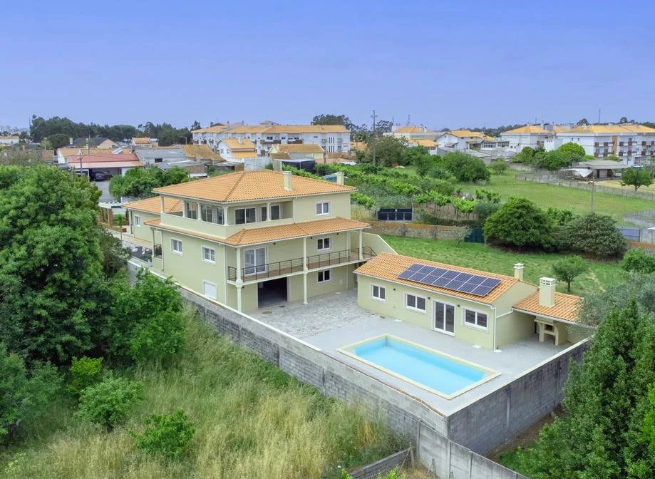 Stunning 3 Story Detached Villa in Marinha Grande with Modern Amenities and Traditional Charm
