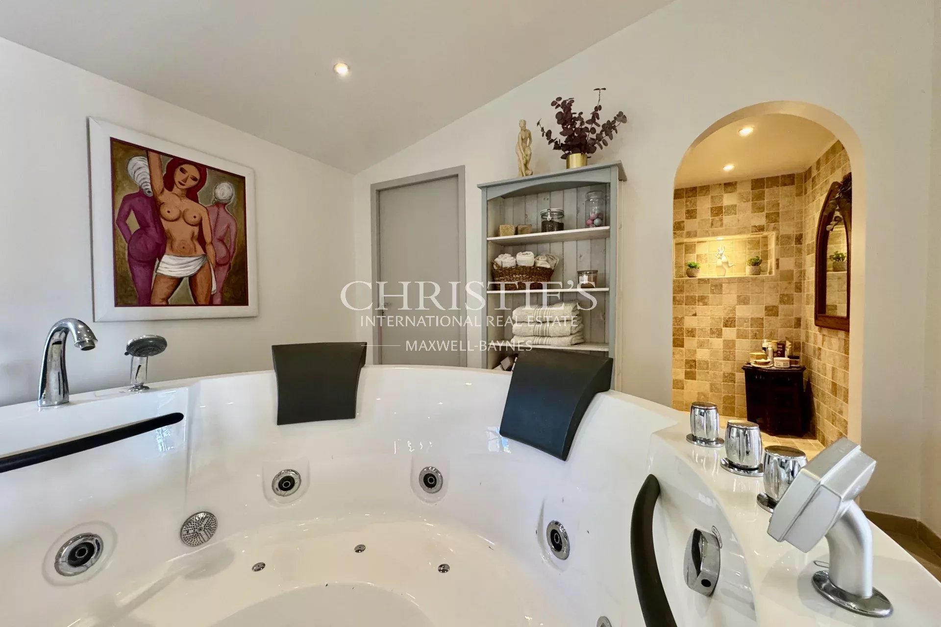 7 Bedroom Villa/Townhouse's Image 22