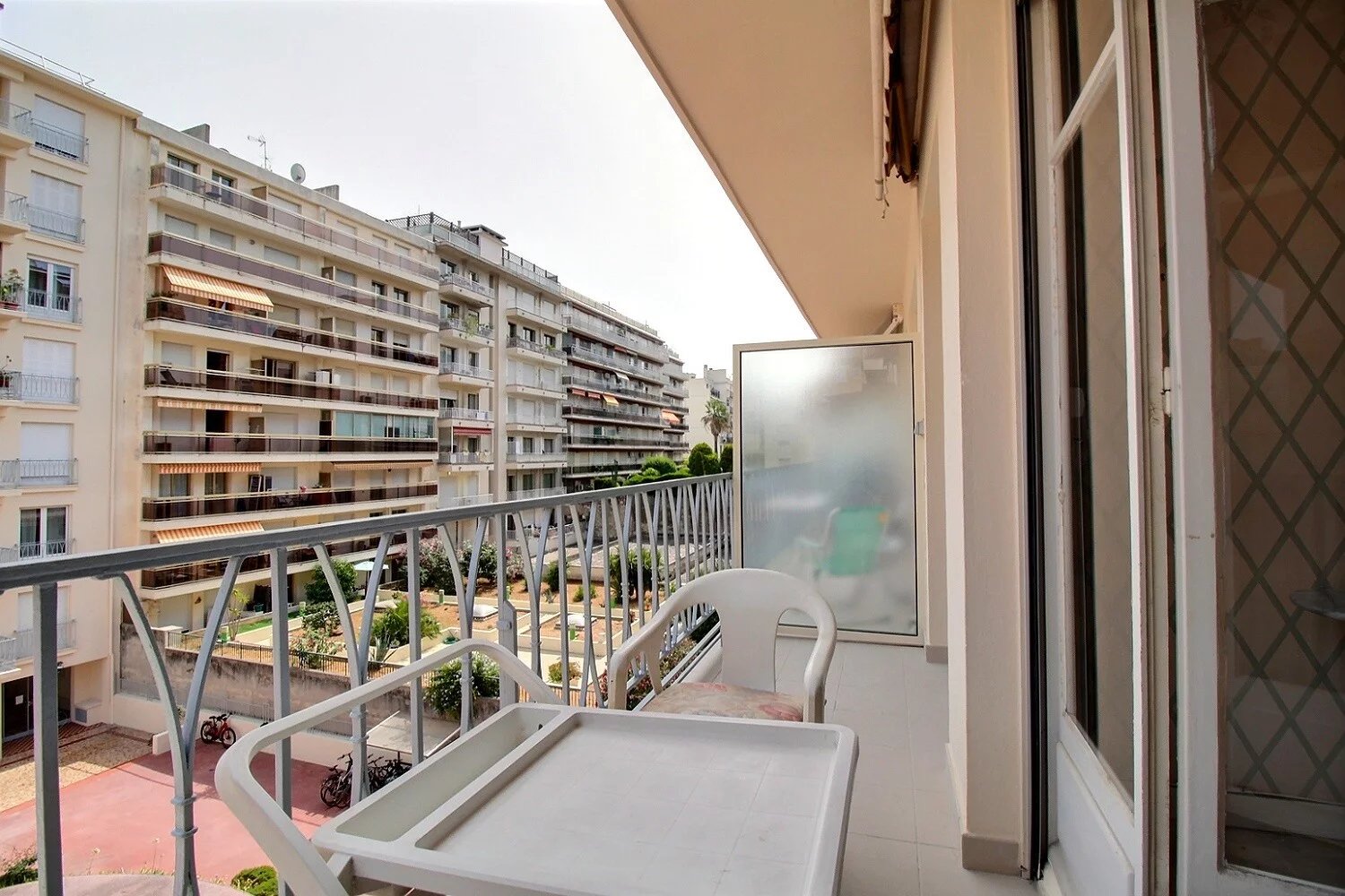 Grand studio lumineux avec balcon – Accès direct Promenade des Anglais