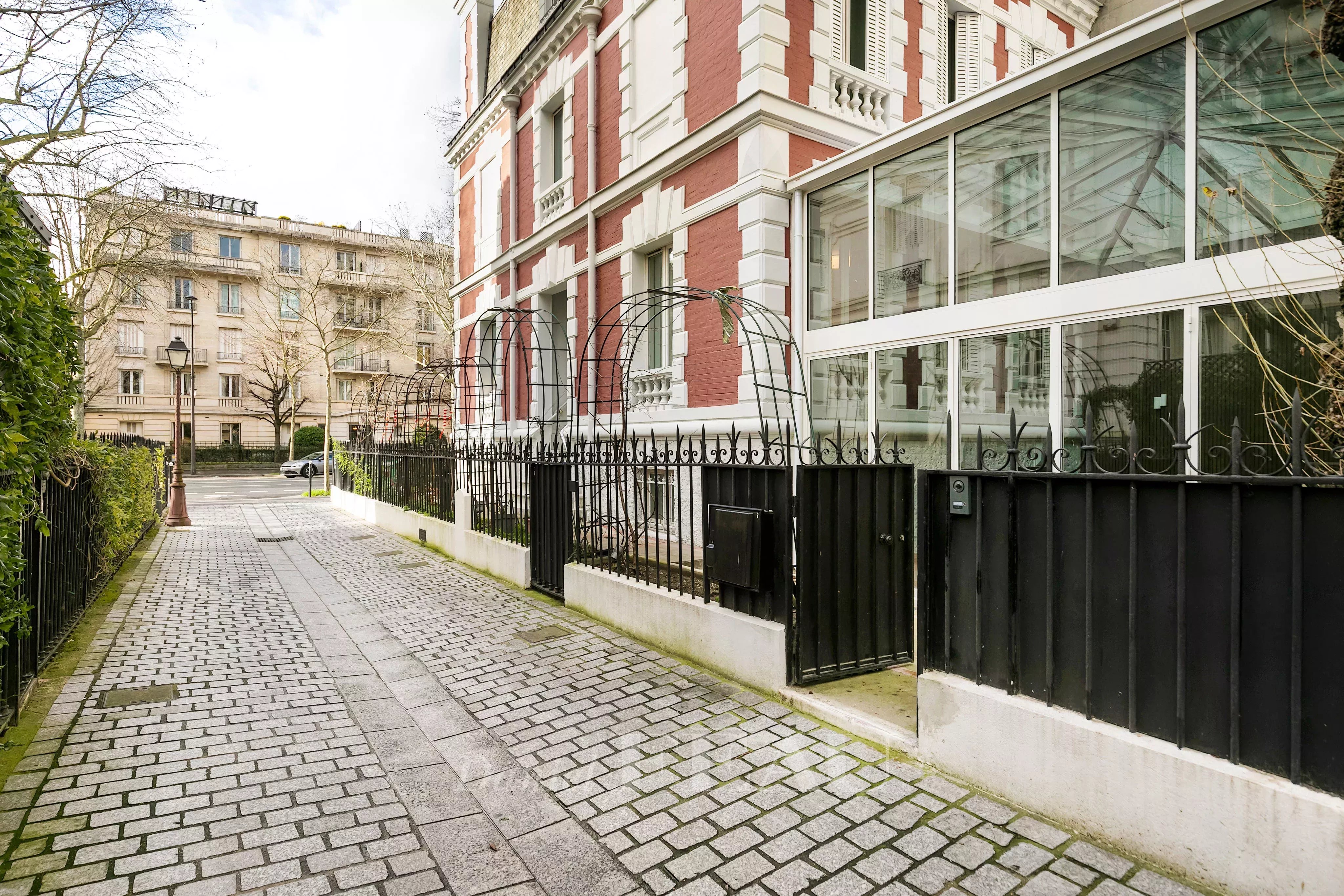 Paris 16th District – A superb 6-bed private mansion